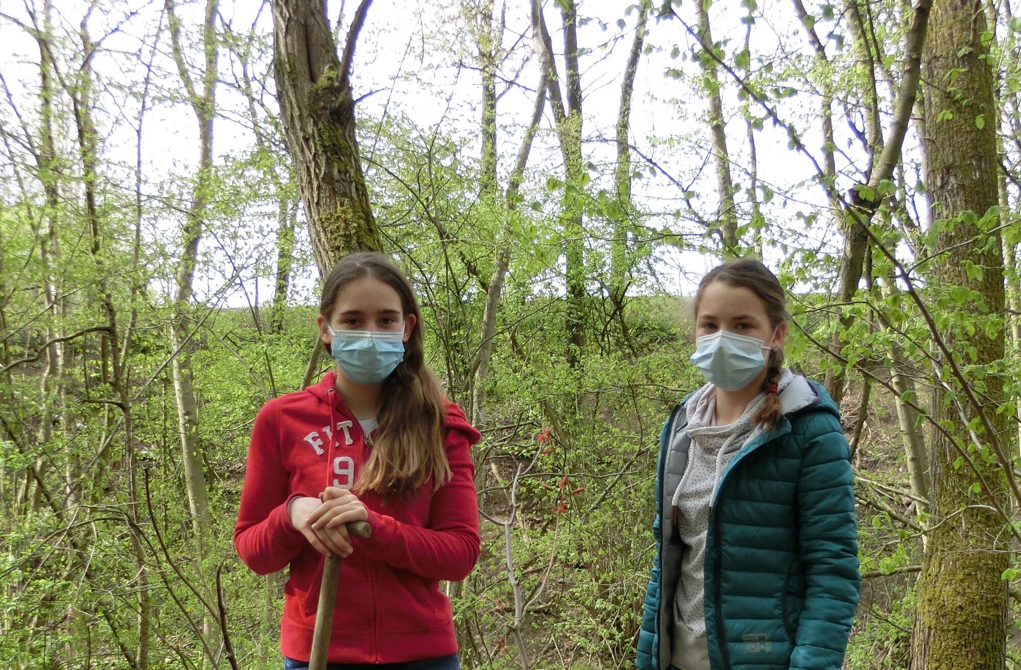  Zwei Mitglieder des Kinderparlaments bei der Baumpflanzaktion zum Tag des Baumes im Gebiet des Naturschutzzentrums Bruchhausen. 