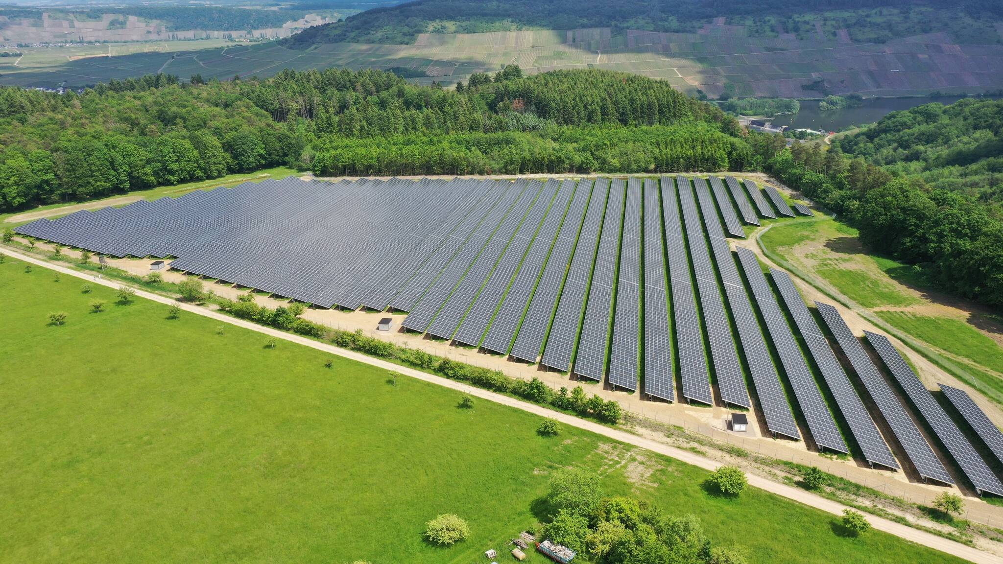 Der Solarpark Schleich in Rheinland-Pfalz besteht
