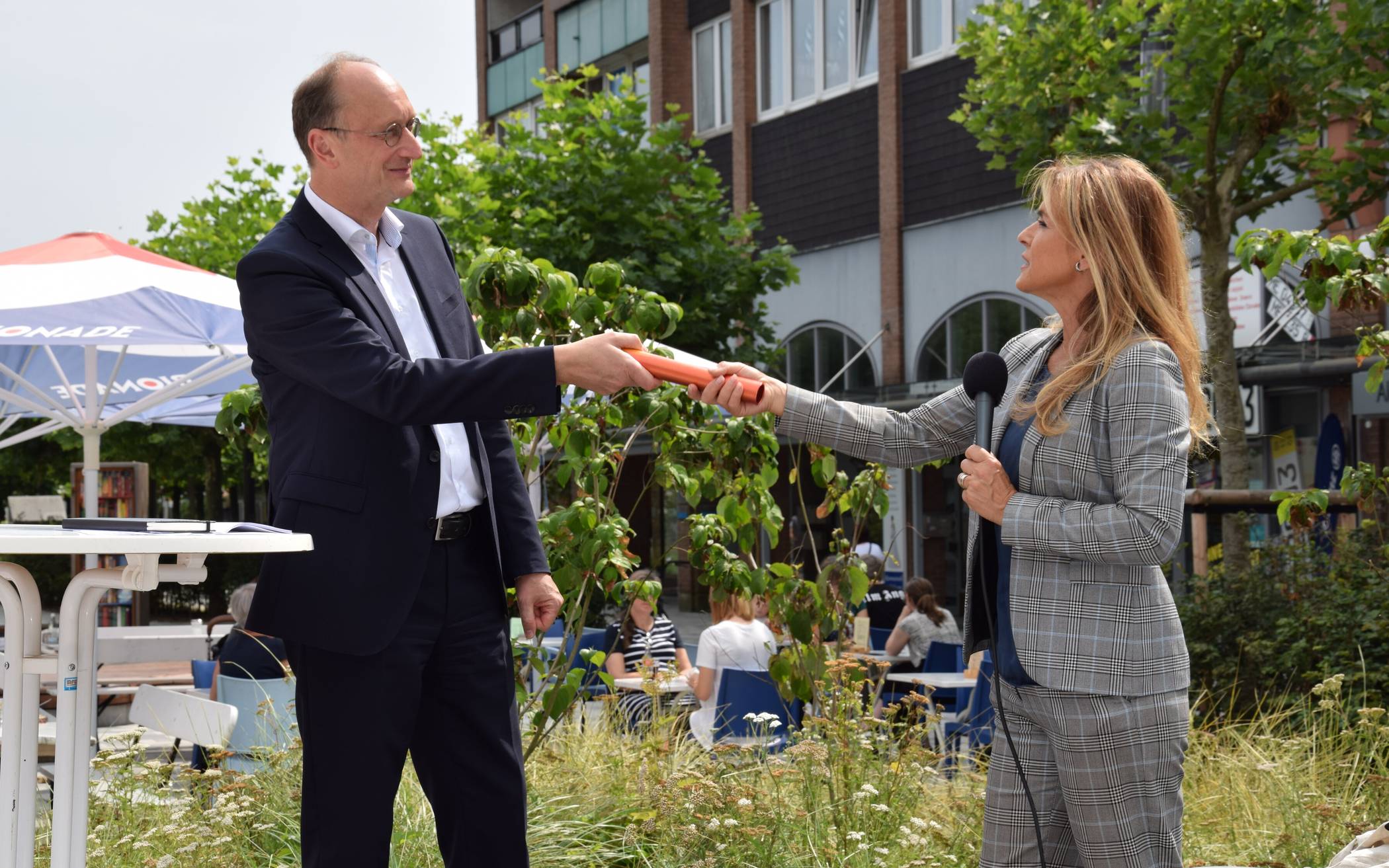  Die symbolische Geste gab es gleich zu Beginn: Die scheidende Bundestagsabgeordnete Michaela Noll übergibt den „Staffelstab“ an Klaus Wiener. 