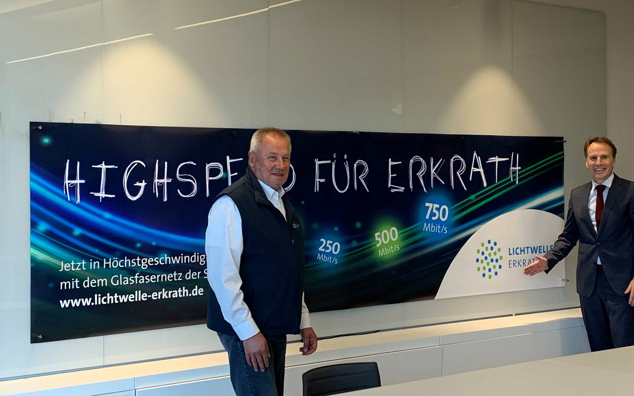  Heinz-Erich Schlingheider (Vertrieb Lichtwelle, li.) und Gregor Jeken (Geschäftsführer Stadtwerke Erkrath) präsentieren die neuen Lichtwelle-Produkte. 