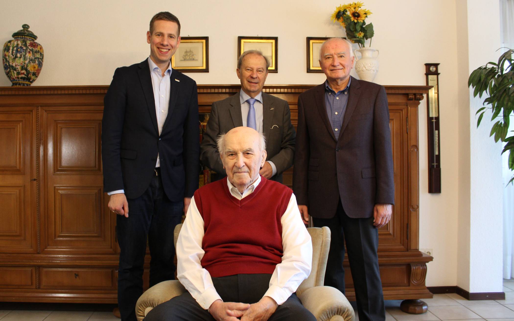  Bürgermeister Christoph Schultz (l.) besuchte mit dem stellvertretenden Landrat Michael Ruppert (Mi.) Arno Werner an seinem 101. Geburtstag. An der Seite seines Vaters feierte auch Bürgermeister a.D. Arno Werner (r.). 
