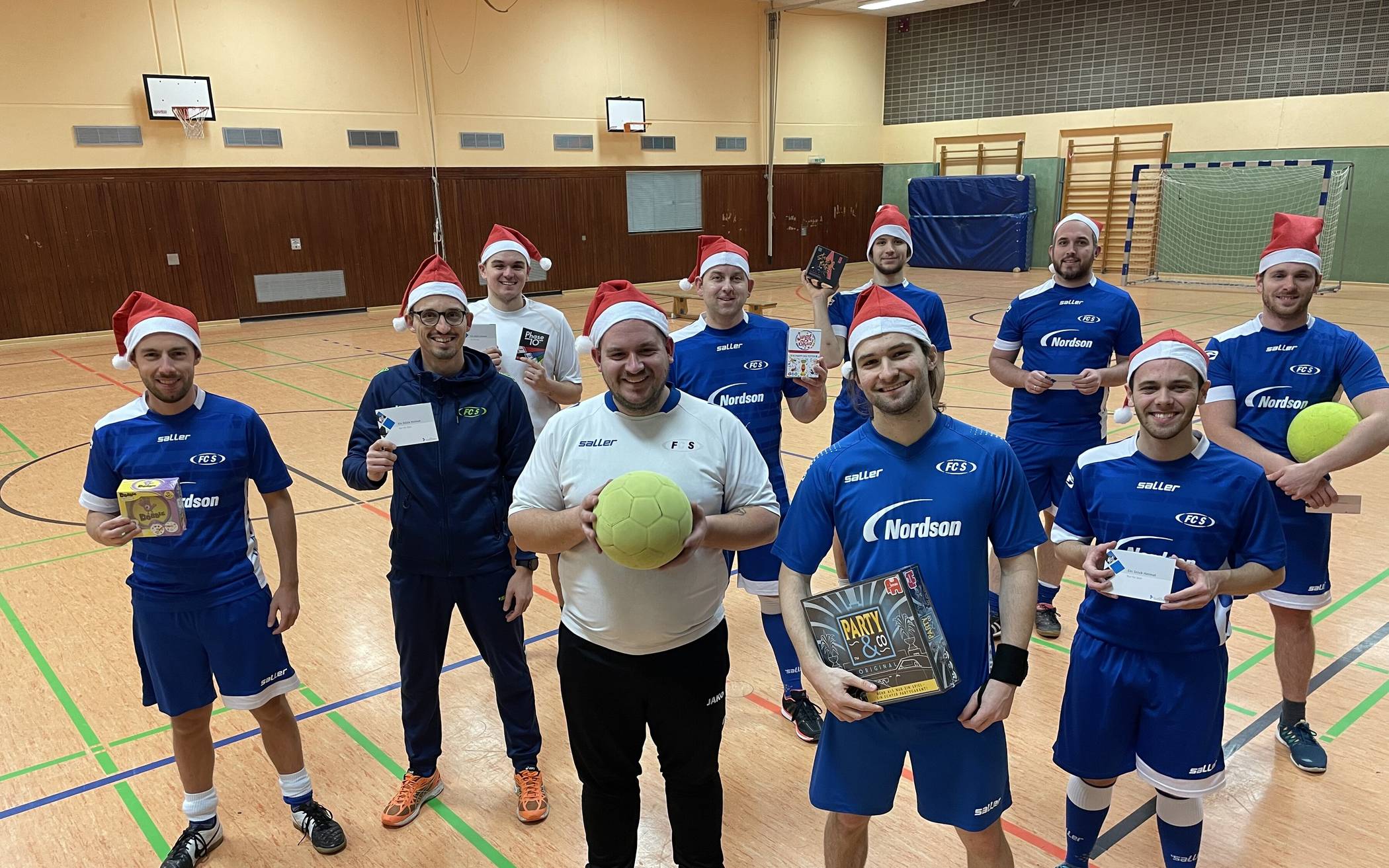  Die Teilnehmer des ersten Nikolaus-Fußballturniers in Hochdahl freuen sich über die gewonnenen Preise 