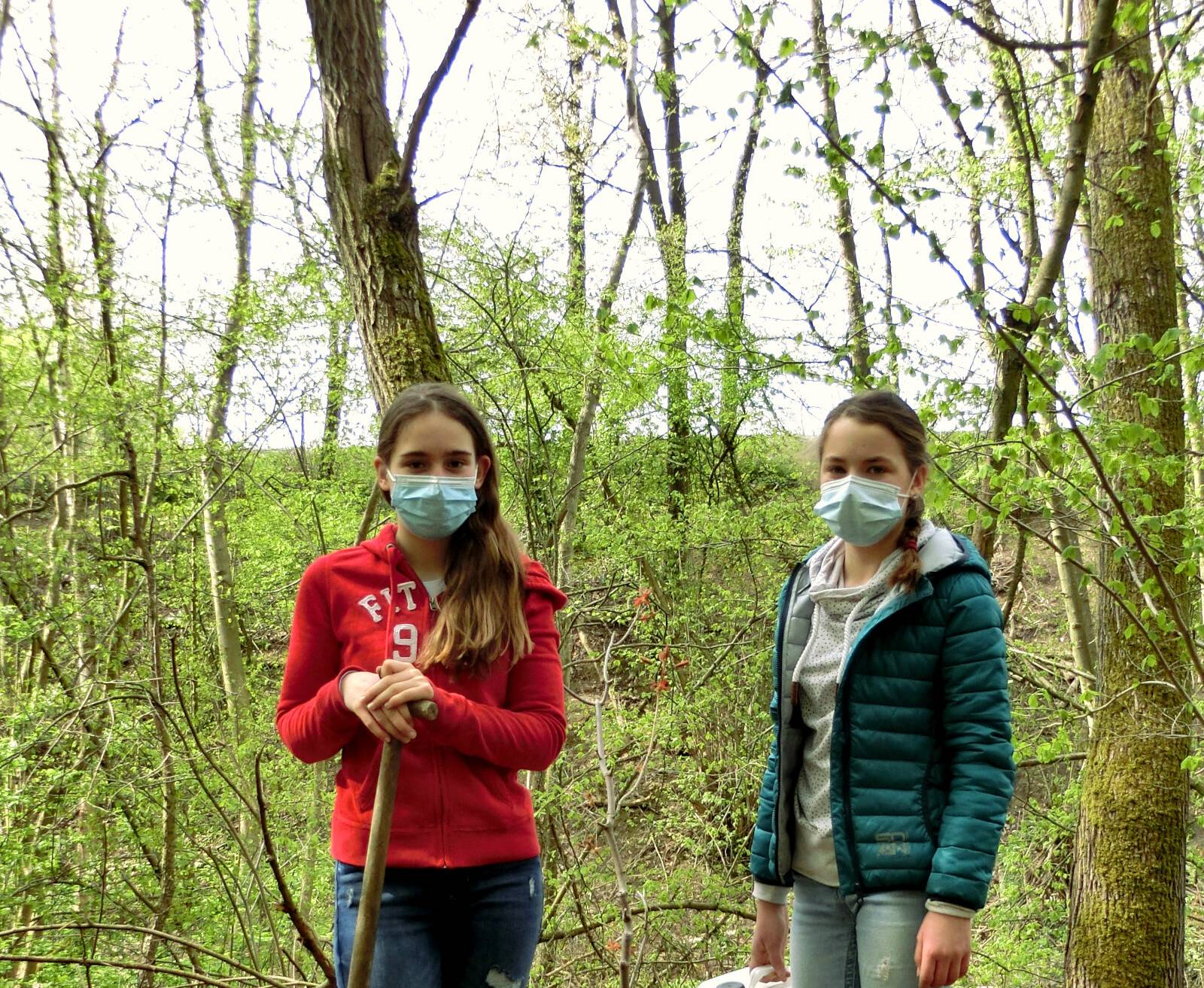  Zwei Mitglieder des Kinderparlaments bei der Baumpflanzaktion zum Tag des Baumes 2021 im Gebiet des Naturschutzzentrums Bruchhausen. 