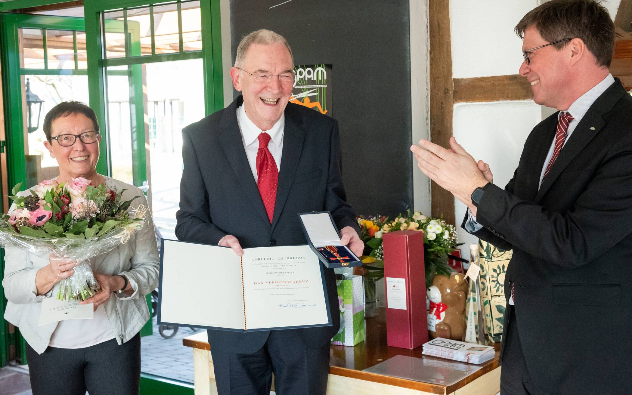  Dem OPAM-Vorsitzenden Werner Mays wurde das Bundesverdienstkreuz verliehen. 
  