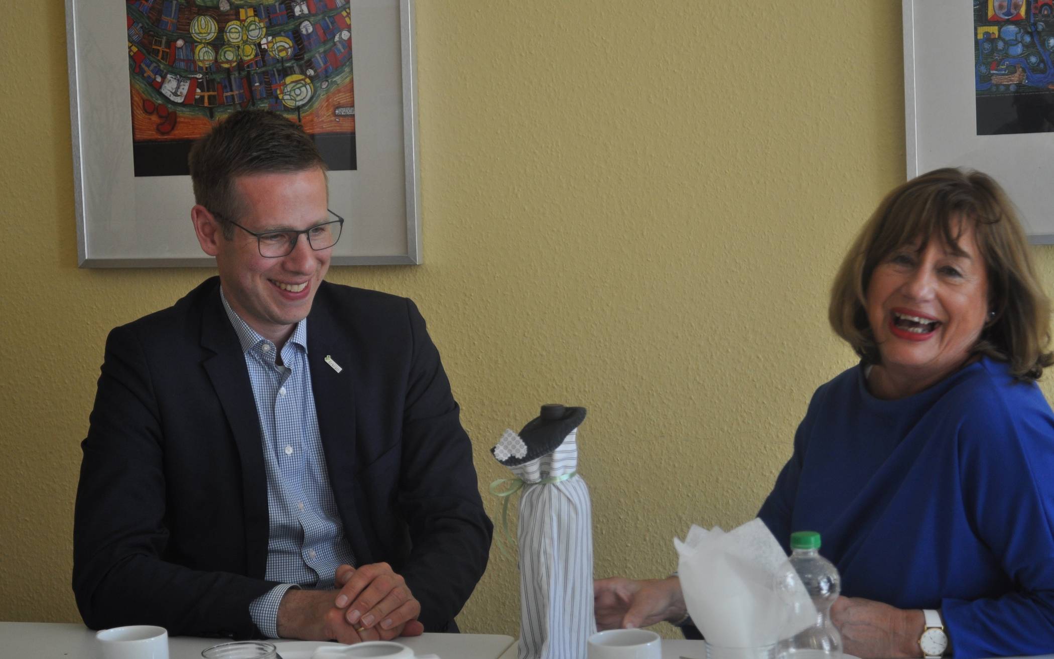  Parea-Mitarbeiterin Gisela Laab begrüßte Bürgermeister Christoph Schultz im Erzähl-Café.  