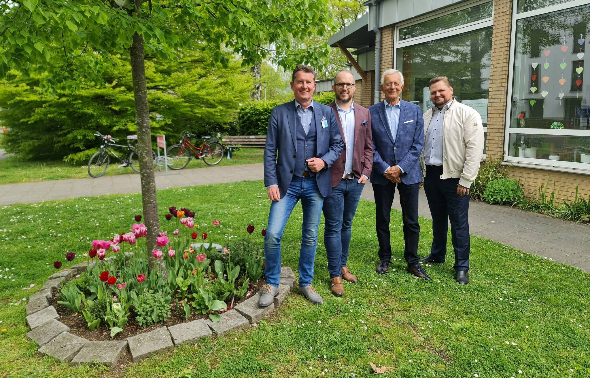 (v.li.) Jost Wagner /Brainbox), Stefan Adolphy (Vorstandsvorsitzender), Dr. Erhard Tönjes (Vorstand) und Christoph Kuhrau (Vorstand) stehen für die neu gegründete Bürgerstiftung Erkrath.  