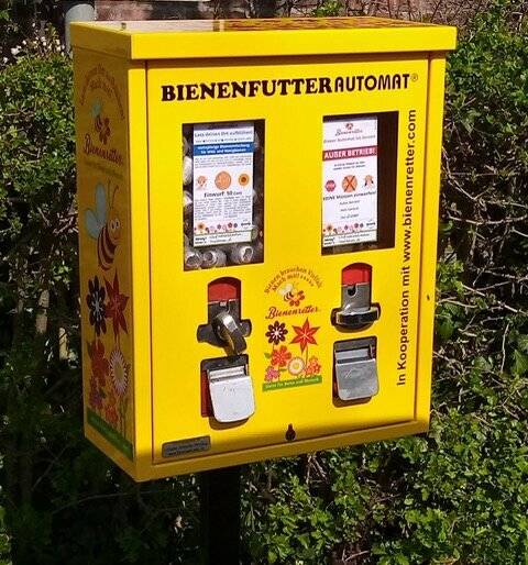 Am Samenautomaten am Naturschutzzentrum Bruchhausen in