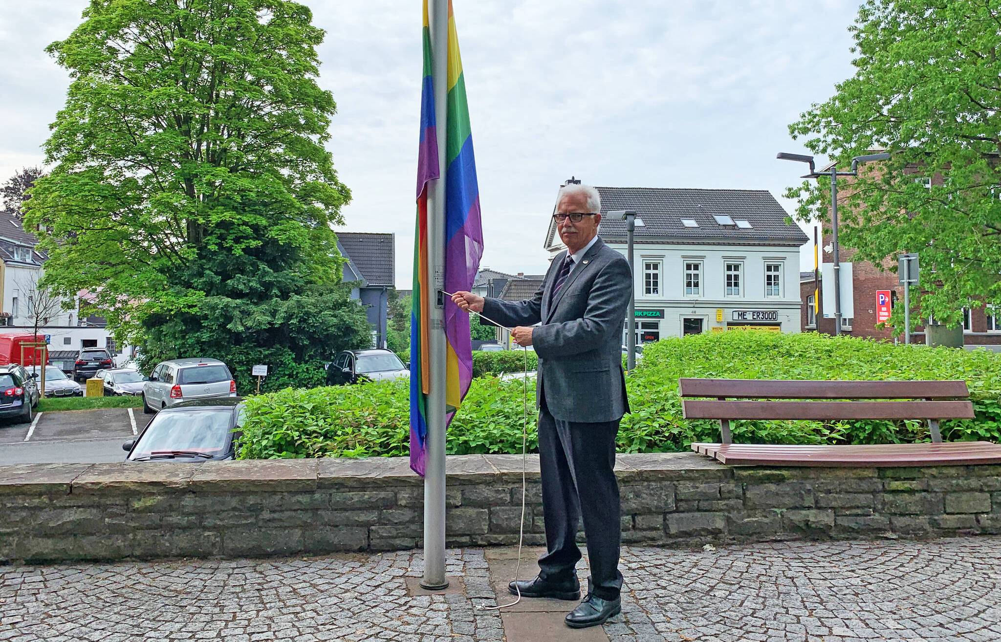 Landrat Thomas Hendele hisst die Regenbogenflagge.