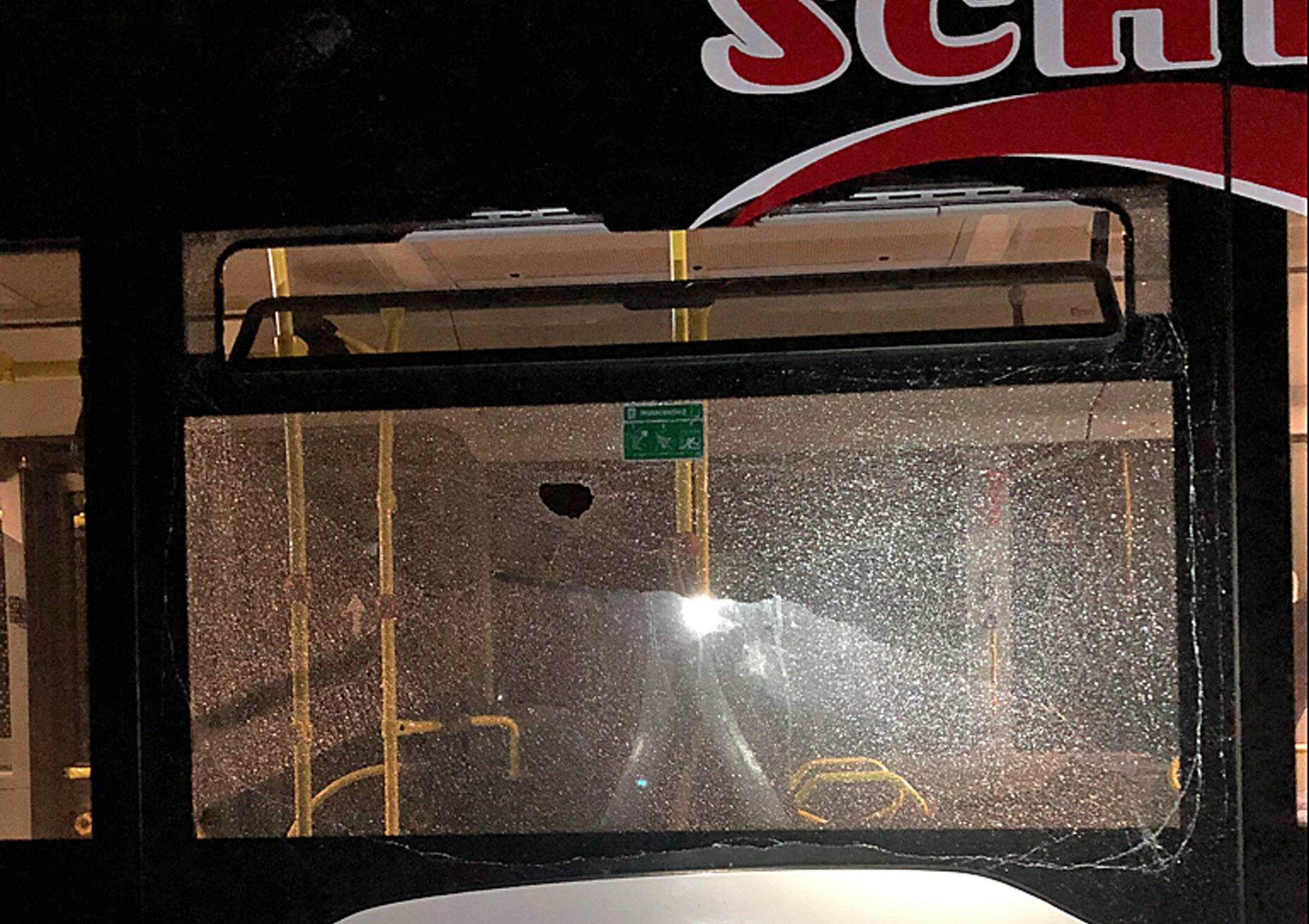 Linienbus durch Steinwurf beschädigt
