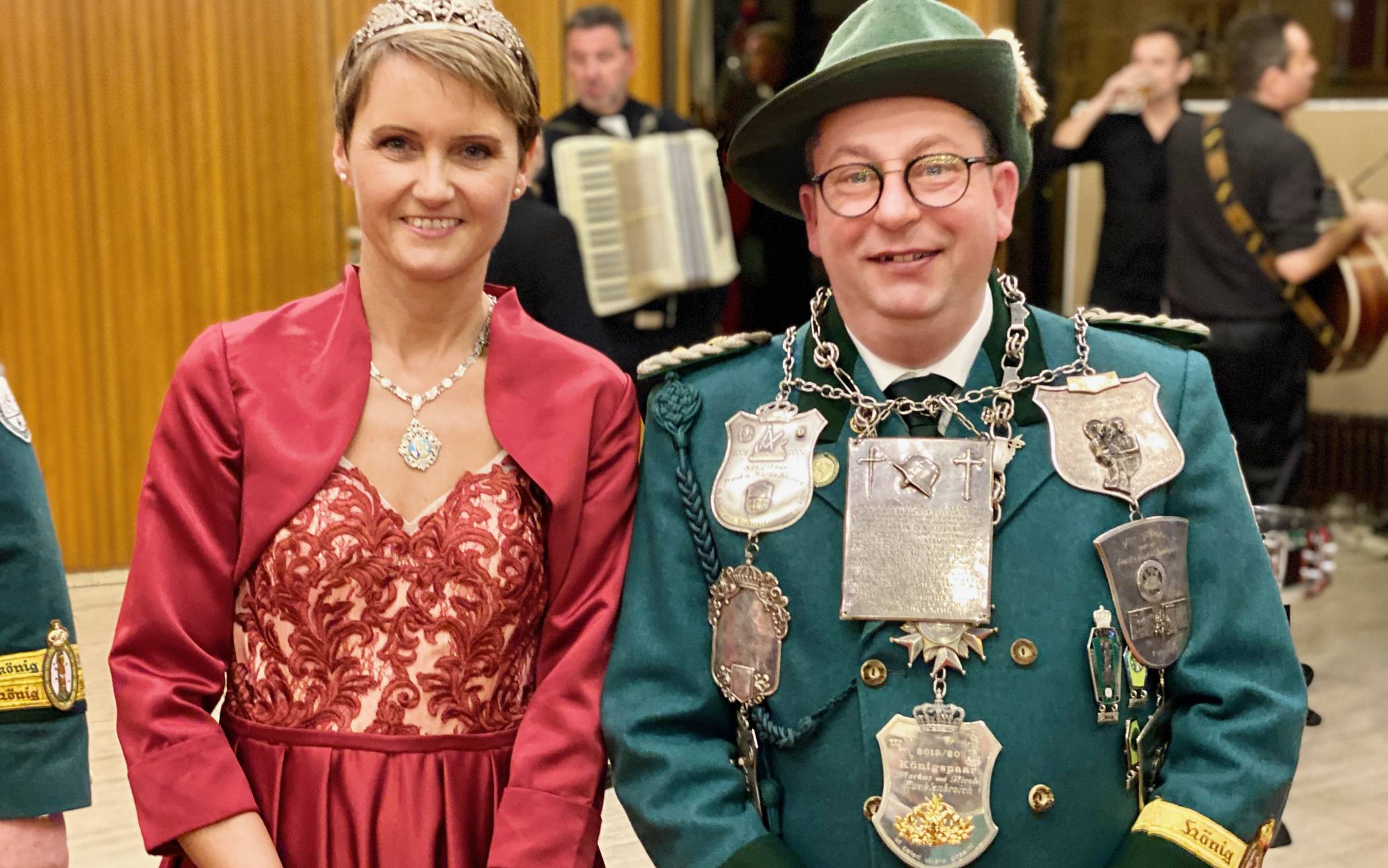  Das noch amtierende Königspaar - Markus und Nicole Hucklenbroich - freut sich auf das kommende Schützenfest und damit auf den Abschluss ihrer dreijährige Regentschaft.  
  