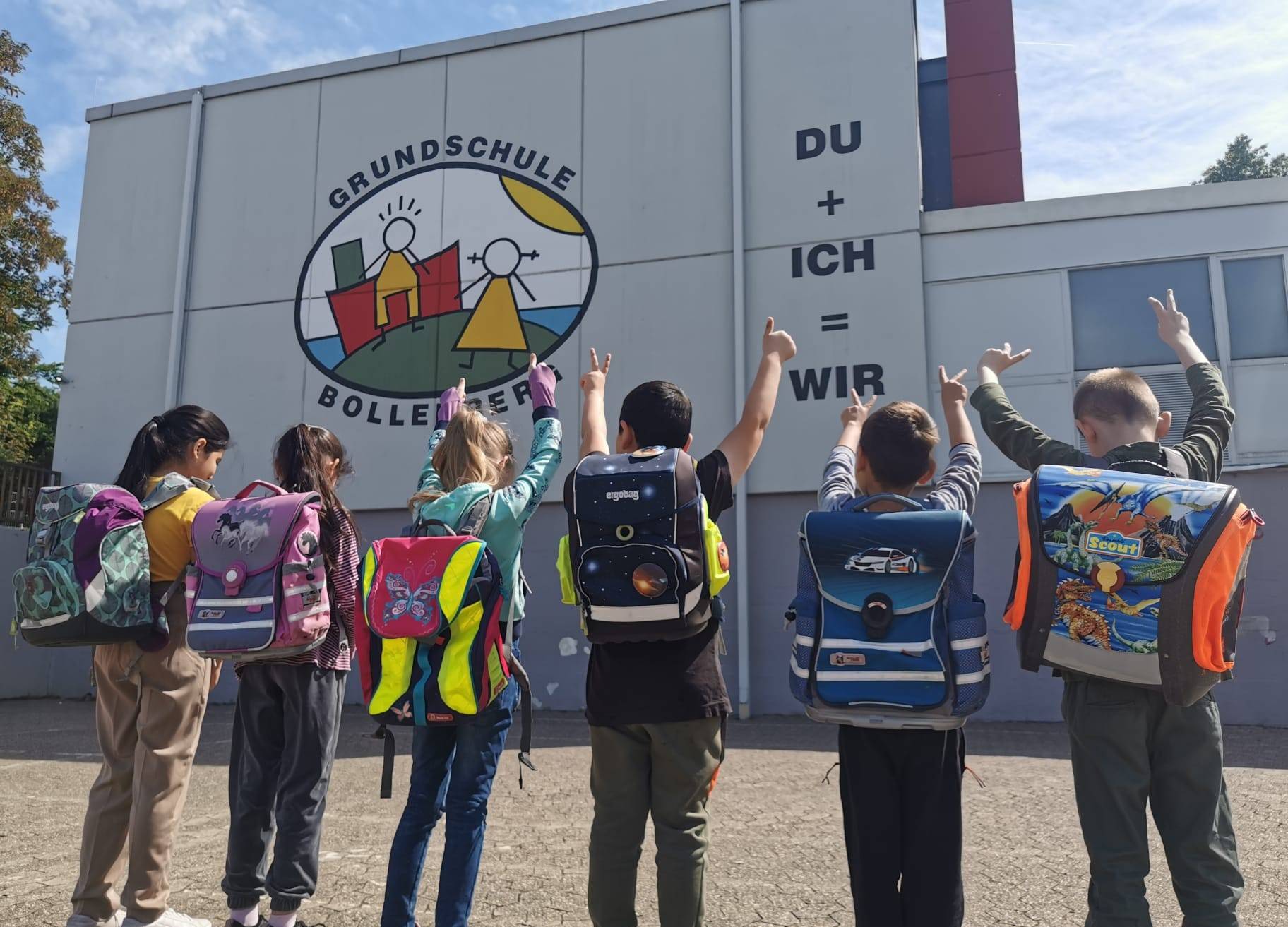  Sechs Kinder aus der Grundschule Bollenberg in Haan freuen sich über ihre neuen Schultonis von Du-Ich-Wir e.V. 