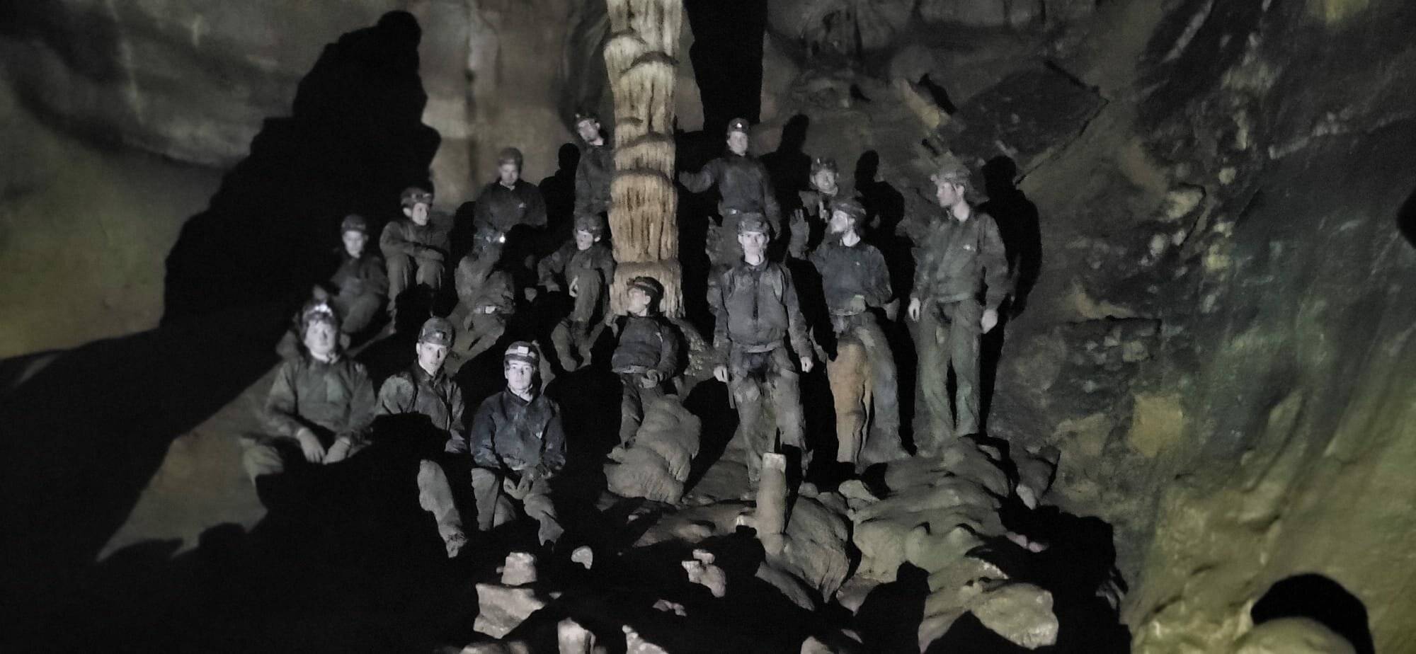  Die Erkrather Pfadfinderschaft auf einer Höhlentour in Frankreich. 