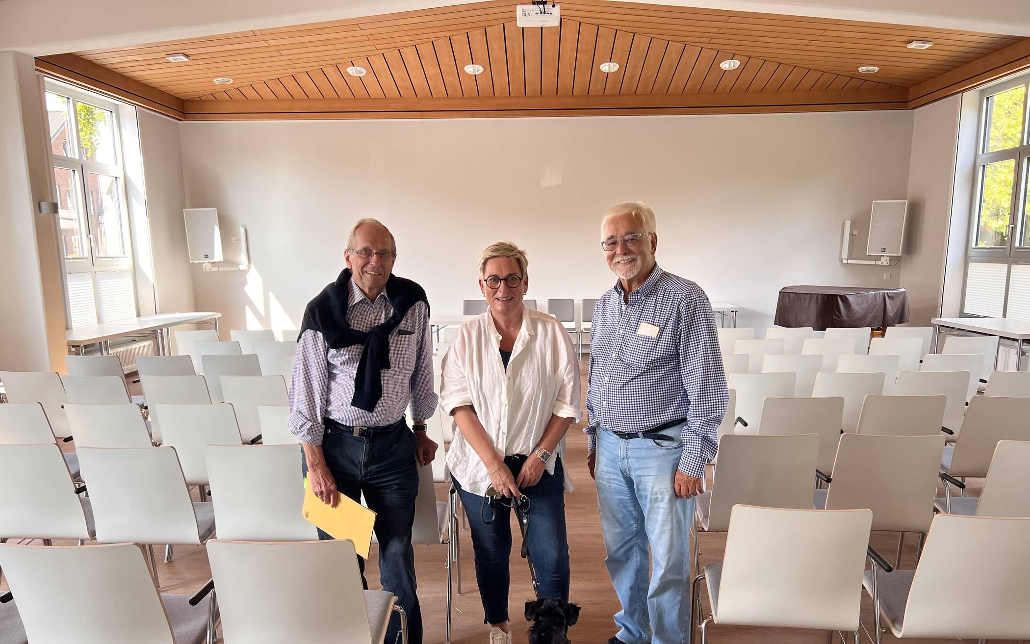  (v.li.) Projektbegleiter Michael Stephan, Architektin Sabina Sommer und Alfons Melles, zuständig für die Finanzen in der Kirchengemeinde. 