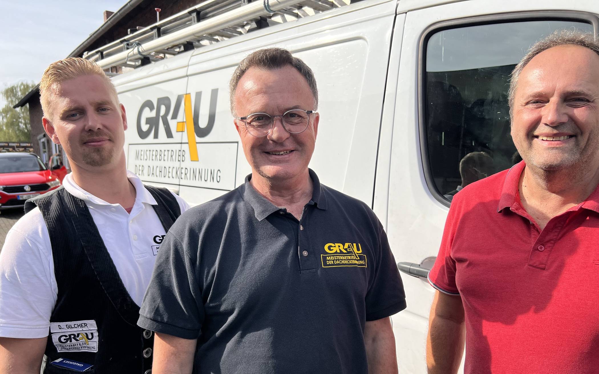  (v.li.) Dennis Gilcher (Dachdeckermeister und Geschäftsleitung), Olaf Grau (Inhaber und Geschäftsführer) zusammen mit Frank Wankum (Die Continentale). 