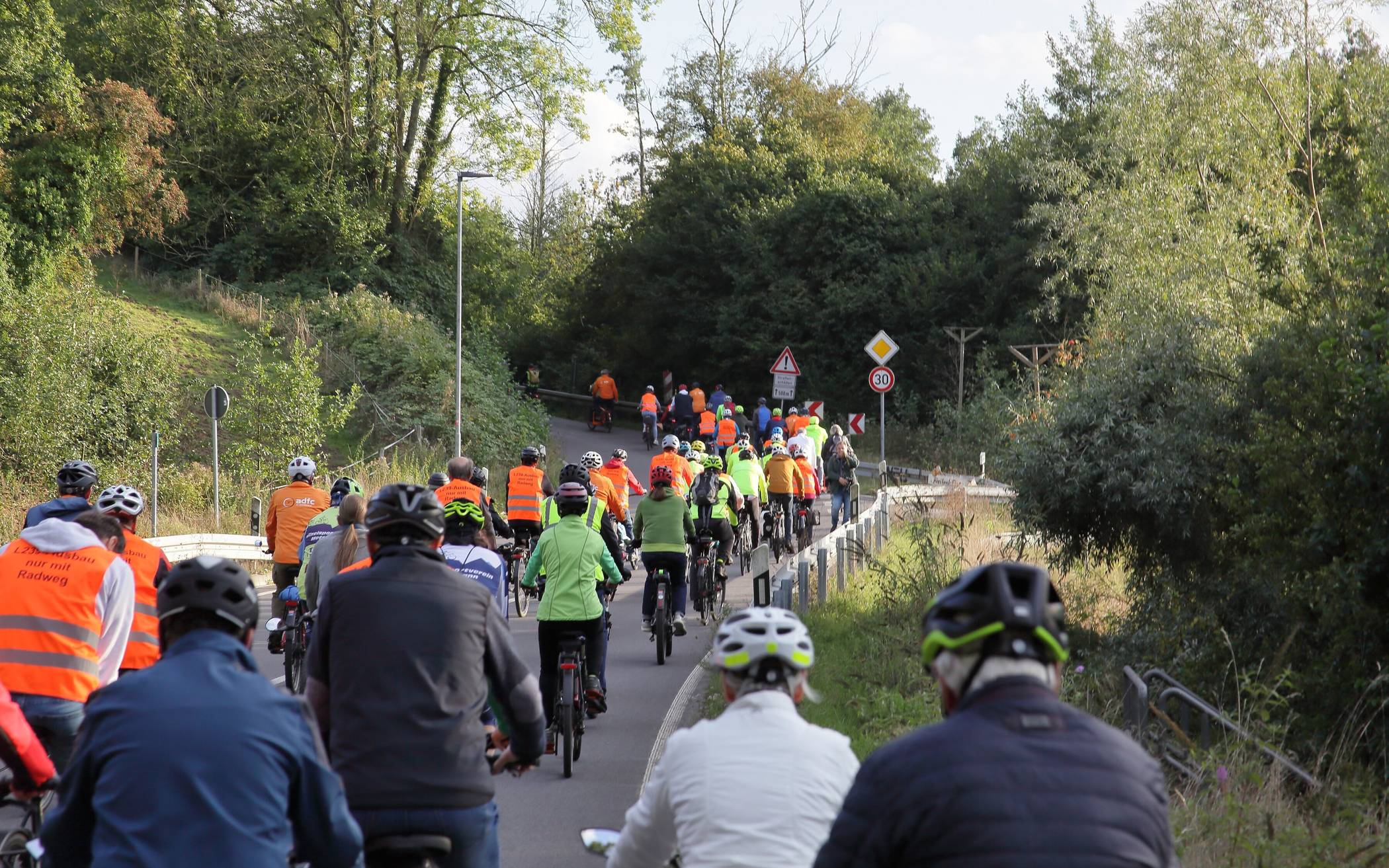 Überwältigende Beteiligung an der Fahrrad-Demo: „Ausbau der L239 nur mit Radweg“