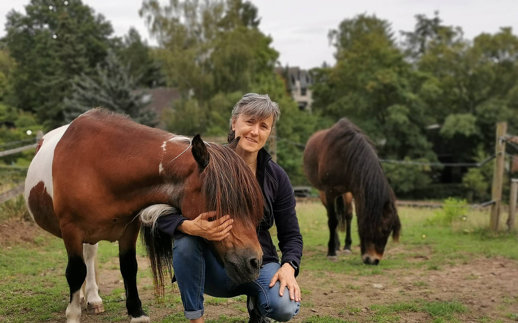  Vereinsvoristzende Lydia Pache mit Shettland-Pony Max (35, li.) und dem blinde Lou (24, re.): Spätestens ab Januar braucht sie für insgesamt zwölf Pferde ein neues gemeinsames Zuhause.  