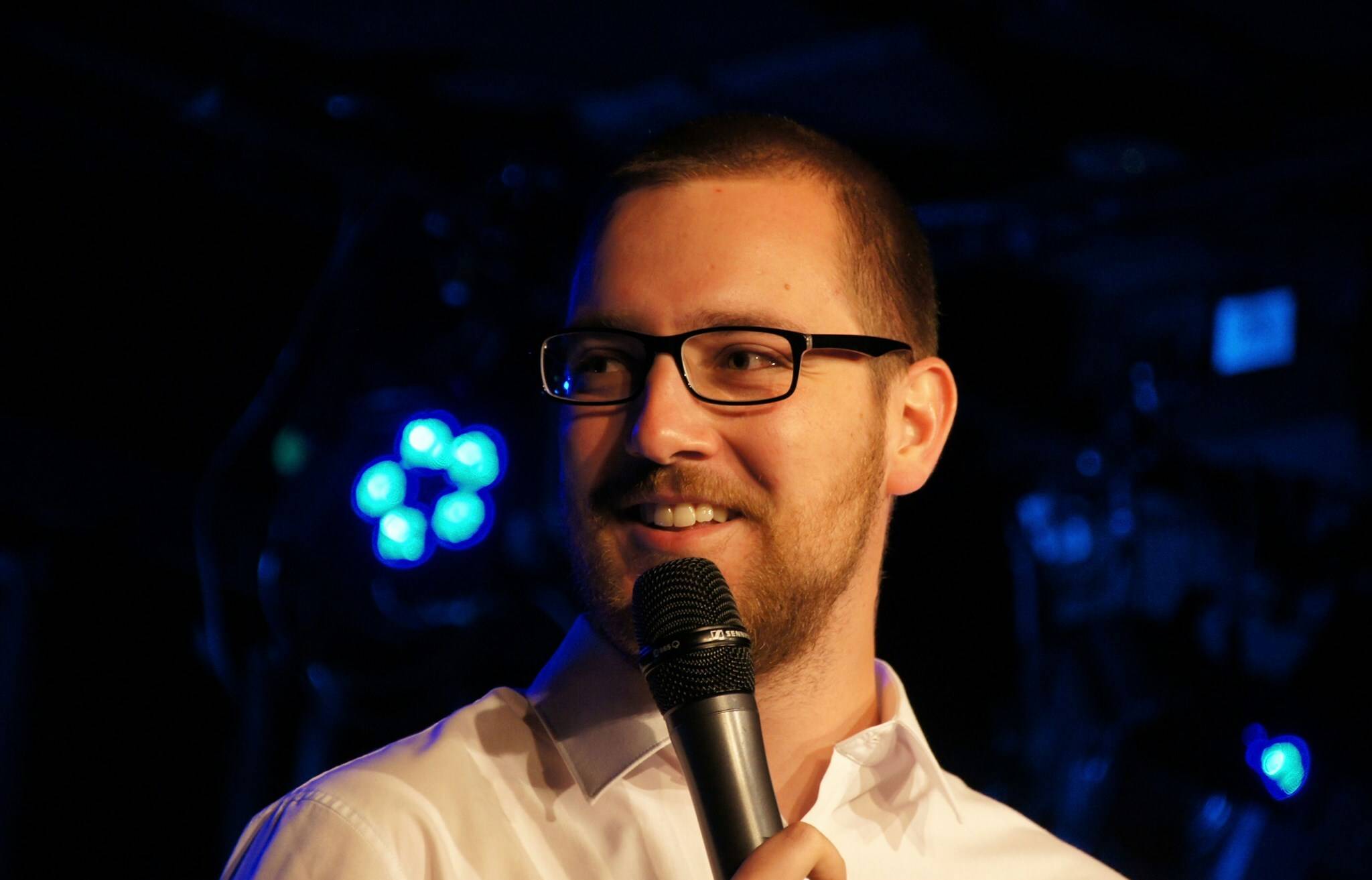 Jan Schmidt moderiert den Poetry Slam in Unterfeldhaus.