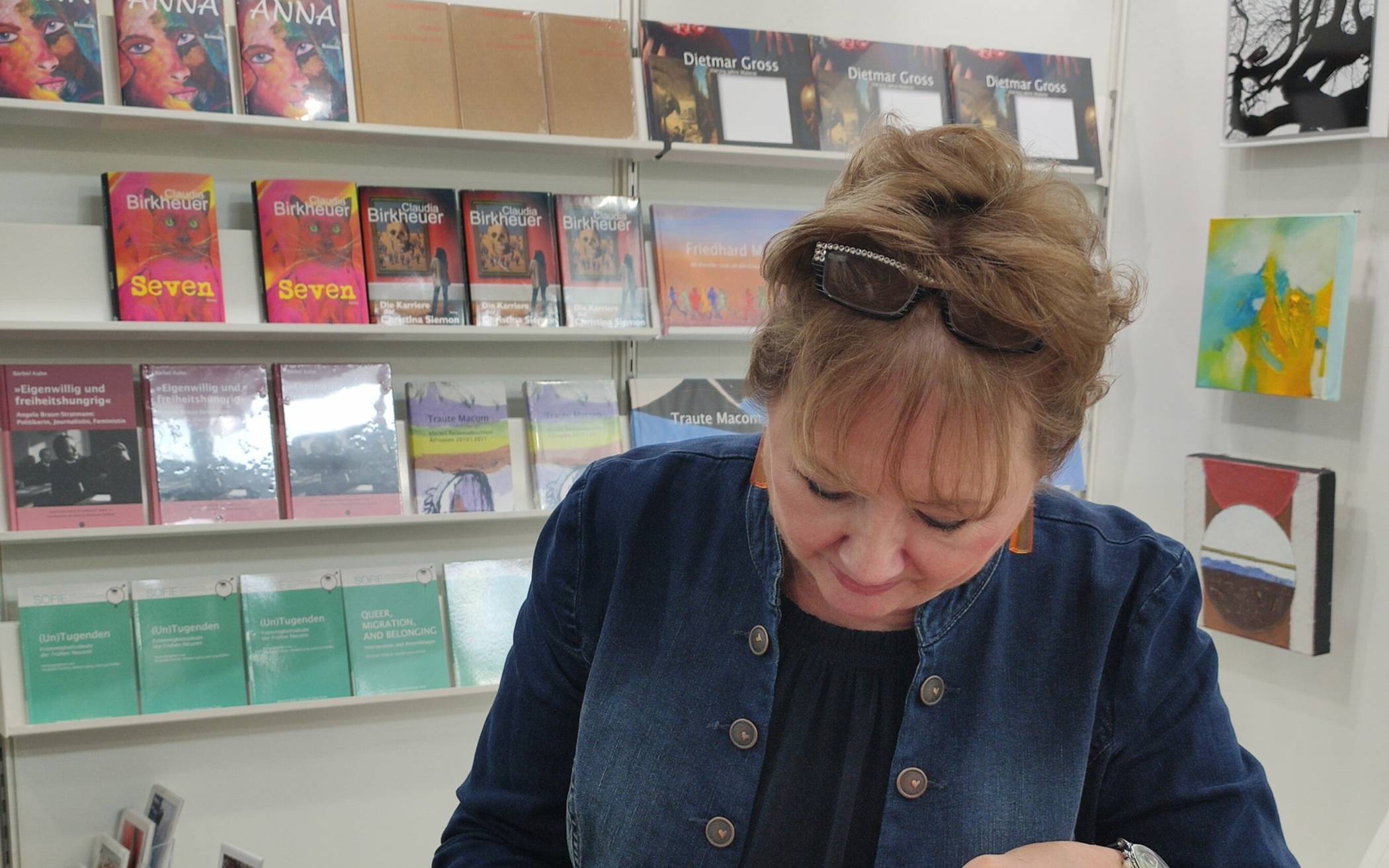 Autorin Claudia Birkheuer signierte gerne für interessierte Besucher ihre Romane.
