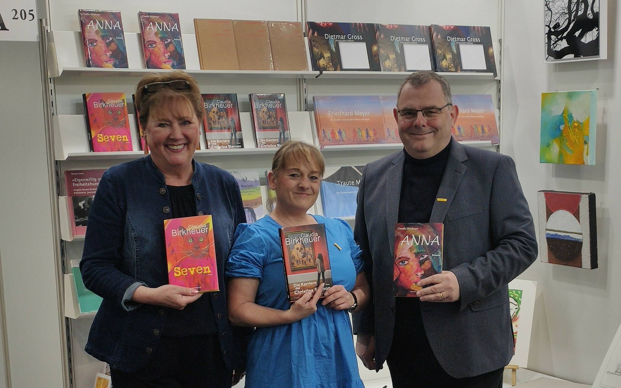  Autorin Claudia Birkheuer (li), Geschäftsführerin Kerstin Daiker (Mitte) und Verleger Andreas Schorr (re) auf der Buchmesse in Leipzig. 