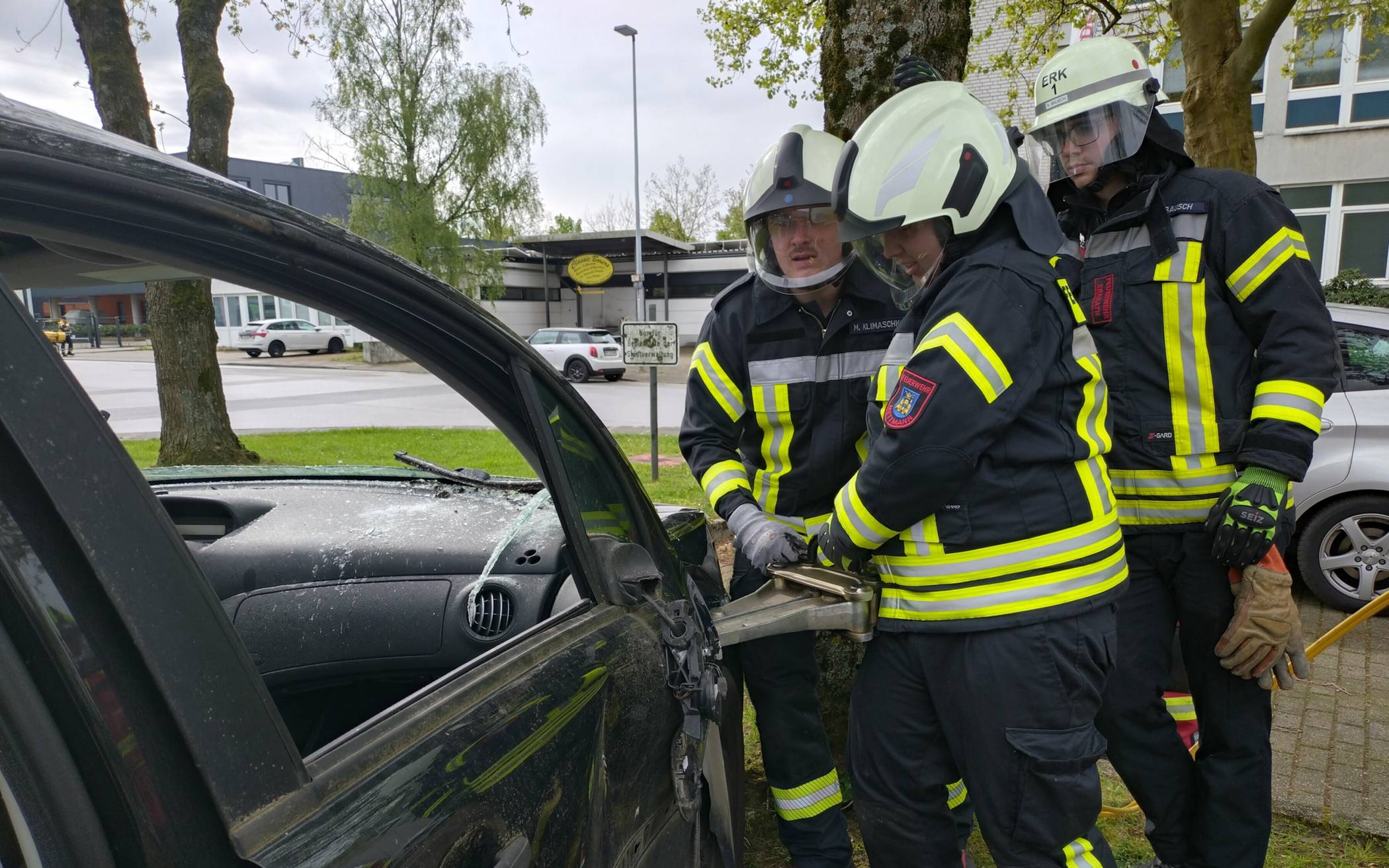 Mit einem Spreizgerät versuchen die Teilnehmer des Grundlehrgangs der freiwilligen Feuerwehr die Autotür zu entfernen.