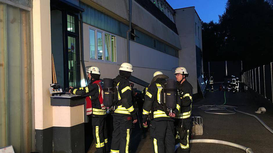 Brand im Bordell in Unterfeldhaus löst Großeinsatz der Feuerwehr aus