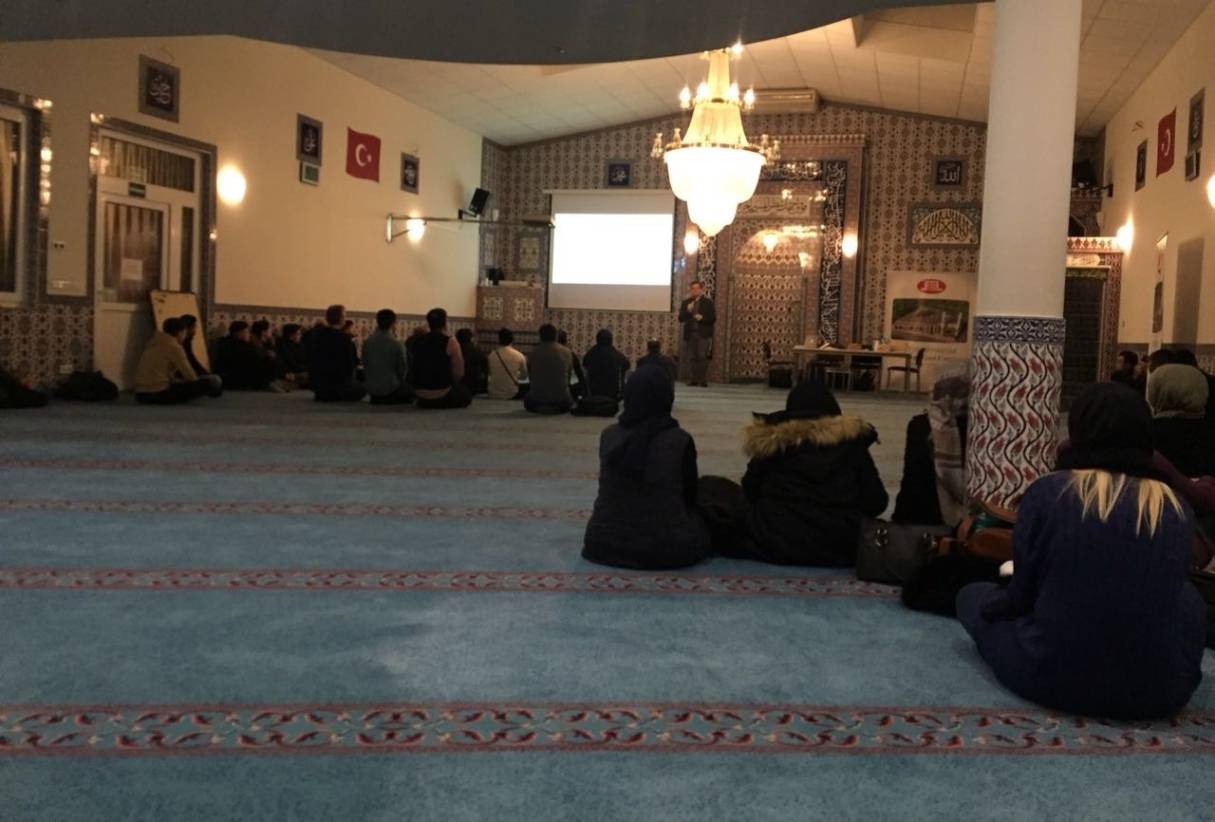 Seminare für Moscheegemeinden: Radikalisierung von Jugendlichen vorbeugen