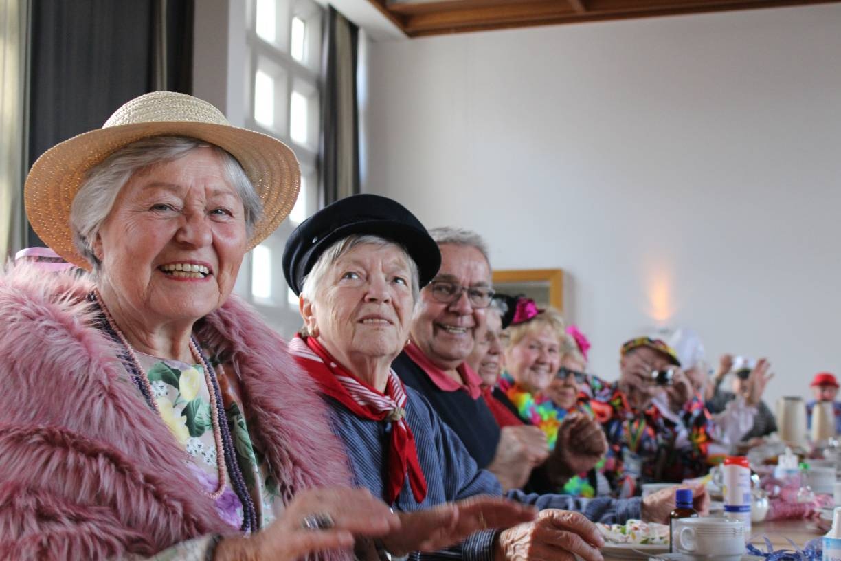 Senioren feiern ausgelassen das Sessionsende