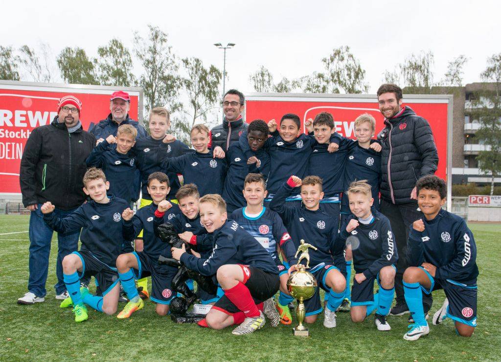 FSV Mainz nimmt den Pokal mit nach Hause