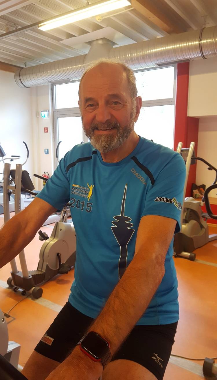  Karl-Ernst Rösner während seines Trainings im TSV-Gesundheitszentrum. Noch heute, im Alter von 79 Jahren, absolviert er Marathons. 