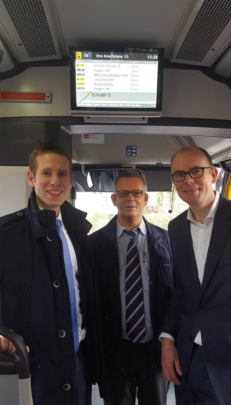  Bürgermeister Christoph Schultz, Busfahrer Werner Pohl und Michaela Clausecker, Sprecher des Rheinbahn-Vorstandes (v.li.) bei der Präsentation der neuen Anschlussmonitore Rheinbahnbussen. 