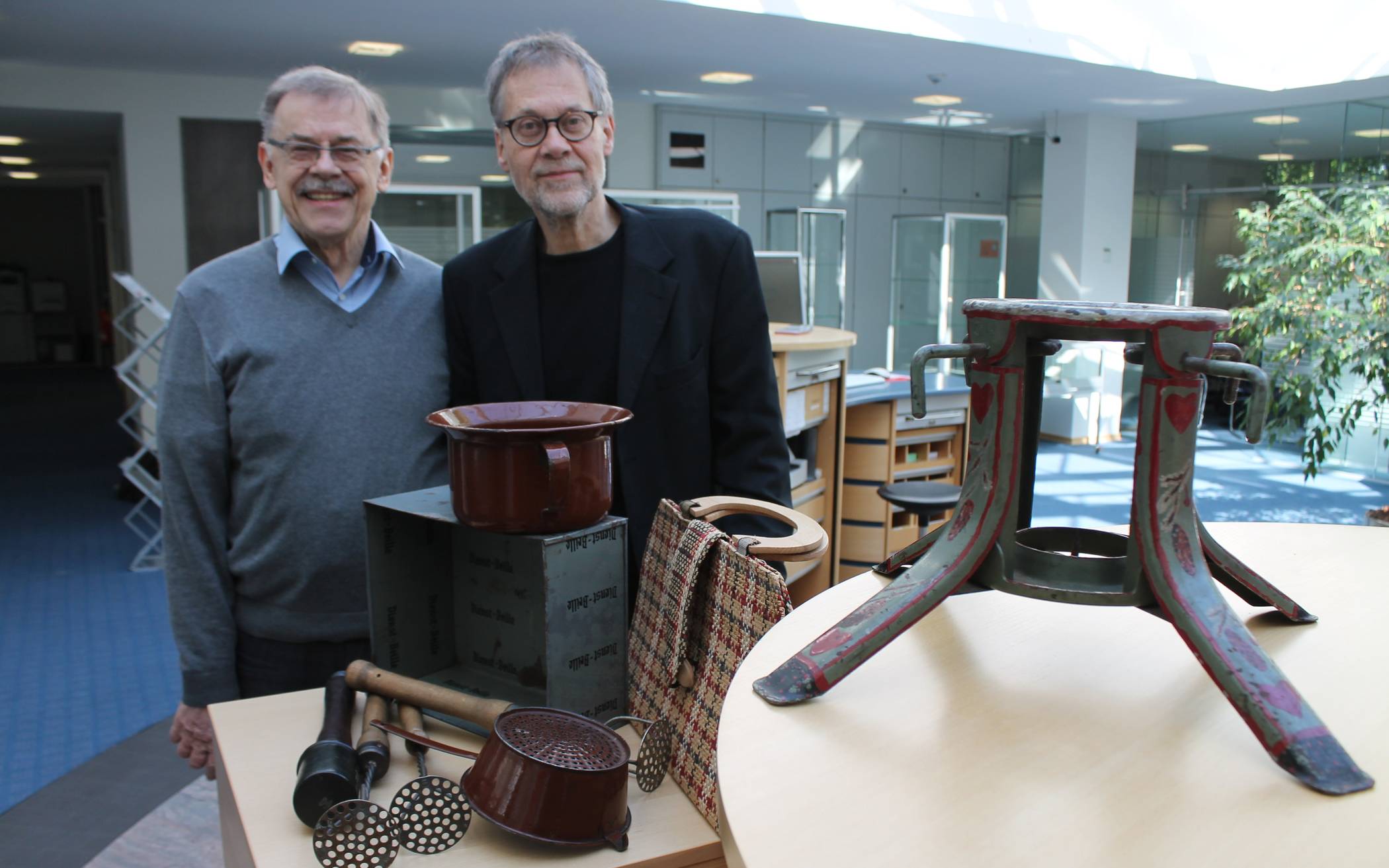  Joachim Noak (li.) und Peter Wensierski-Krüger präsentieren eine kleine Auswahl des Exponate, die bei der Ausstellung zu sehen sein werden. 
