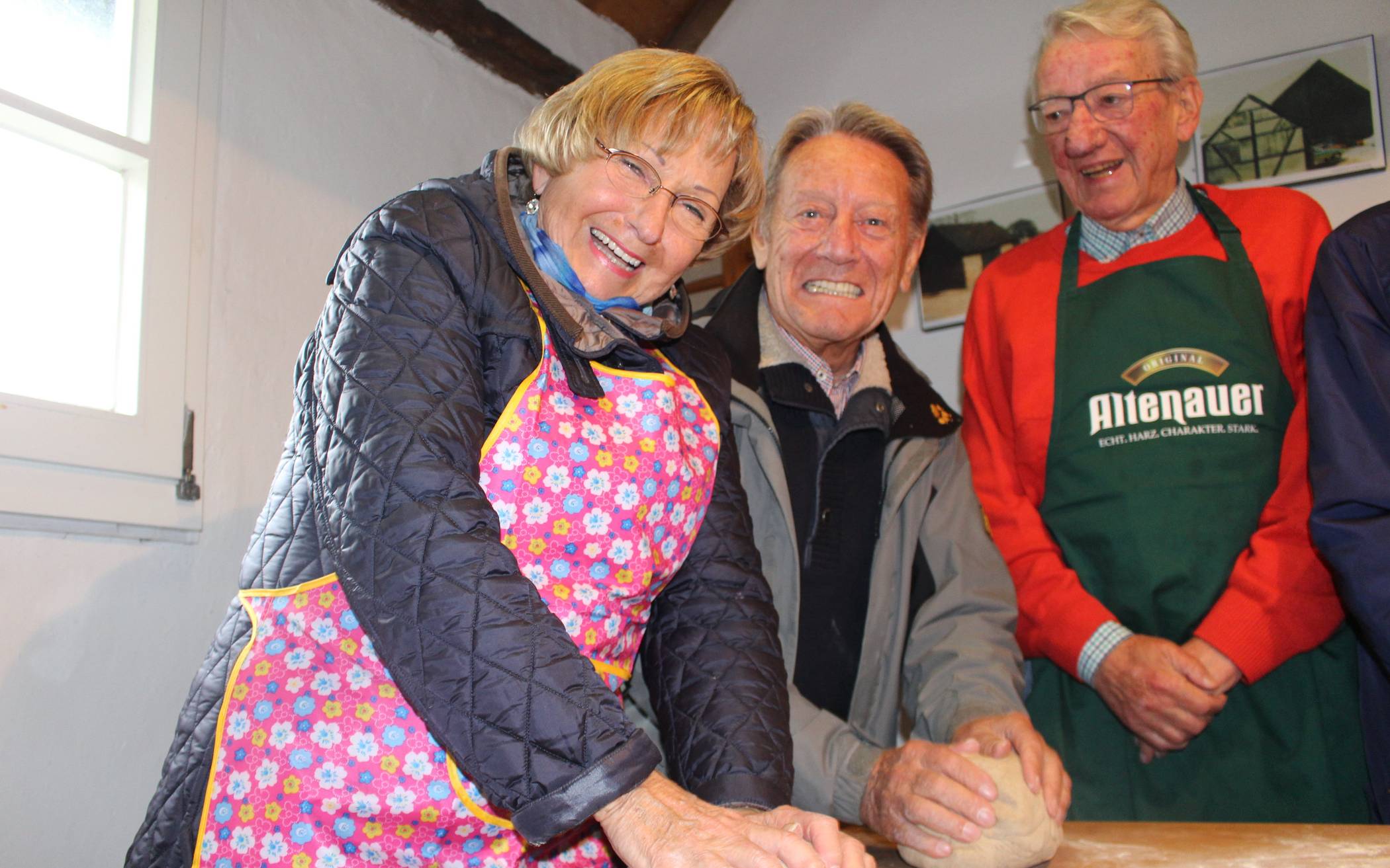  Inga Bärtsch und weitere Mitglieder der „Fröhlichen Senioren“ aus dem Rosenhof Hochdahl haben im historischen Backhaus gemeinsam Brote gebacken. 