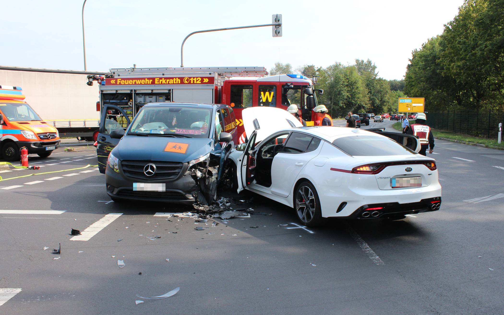  Beide Autos wurden bei dem Unfall erheblich beschädigt. 