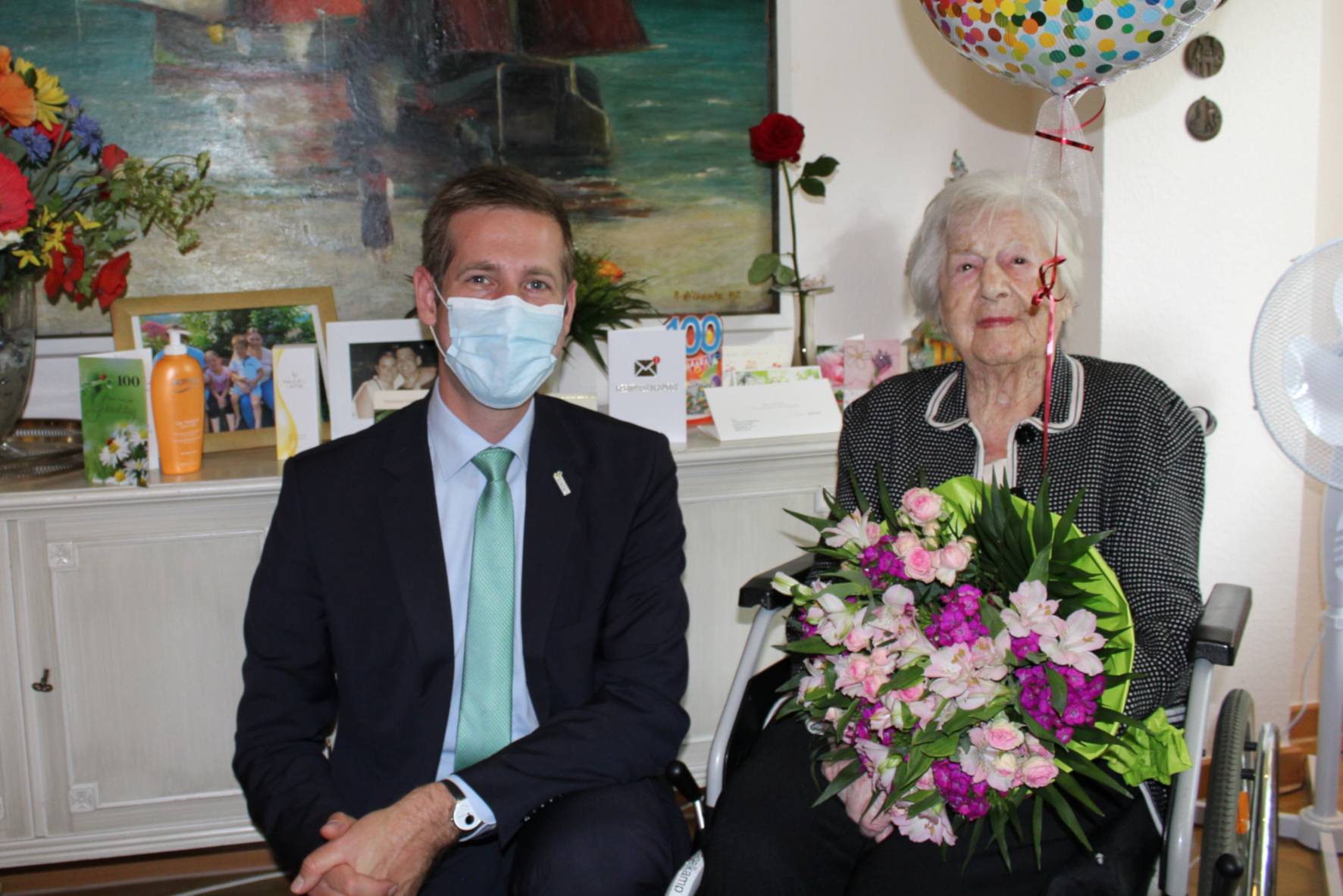Bürgermeister Christoph Schultz gratuliert Wilhelmina Tiegelkamp