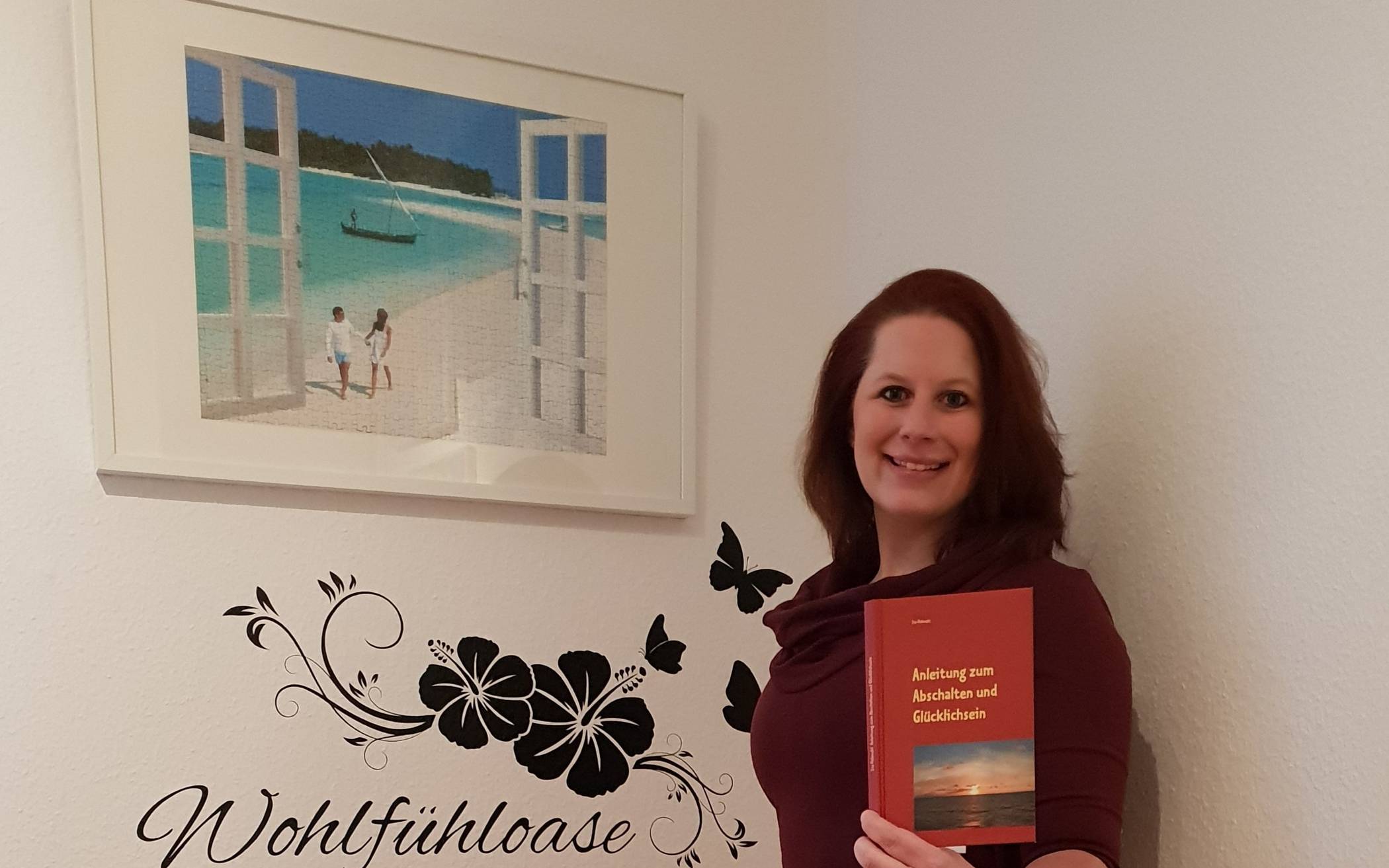  Liz Polanzki mit ihrem Buch „Anleitung zum Abschalten und Glücklichsein“. 