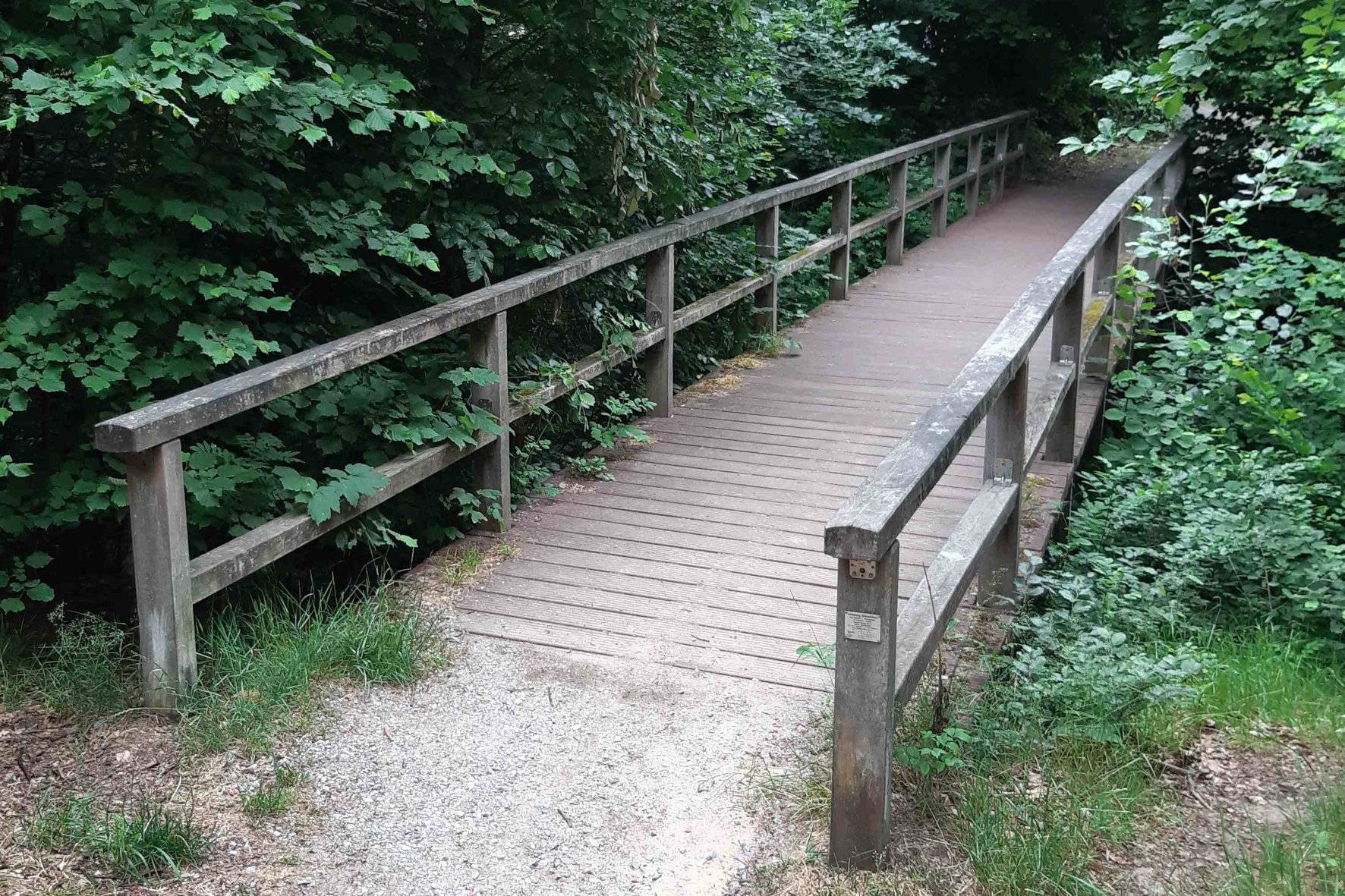  Die alte Holzbrücke an der Immermannstraße in Erkrath-Hochdahl ist marode und wird durch eine neue Aluminiumbrücke ersetzt. 