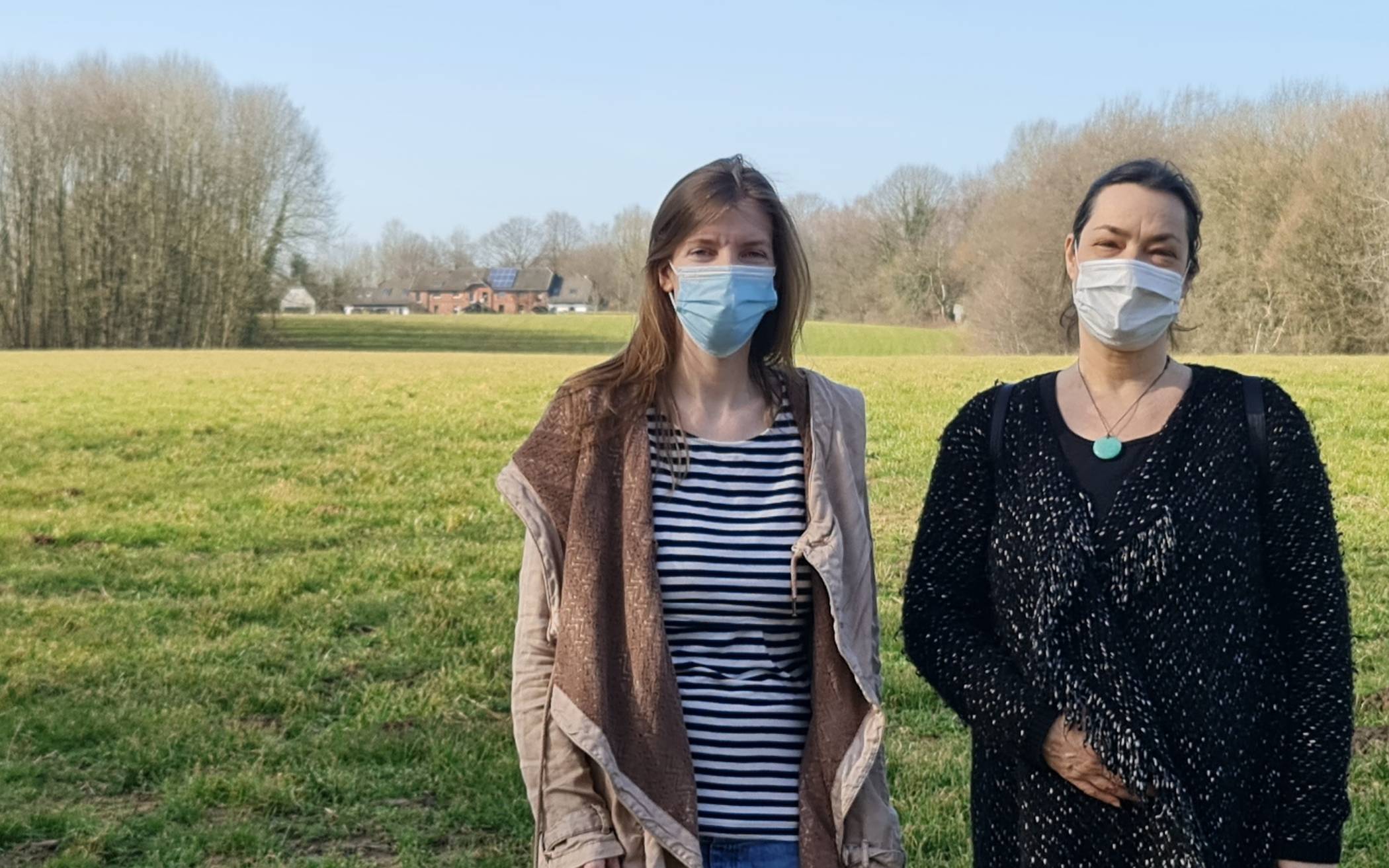  Daniela Günzel (li.) und Ewa Jureczko-Weber, beide Anwohnerinnen des Höhenweges und gegen den geplanten Mobilfunkmast, der mitten im Landschaftsschutzgebiet errichtet werden soll.  