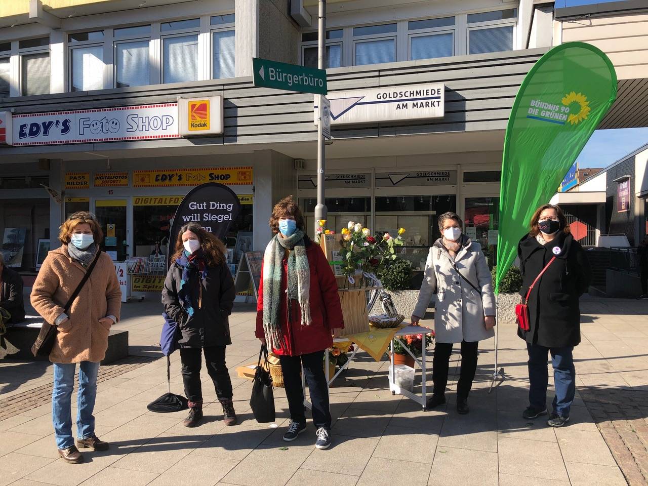 Eine Aktion der Erkrather Grünen Frauen unter erschwerten Bedingungen: Faire Rosen zum Weltfrauentag
