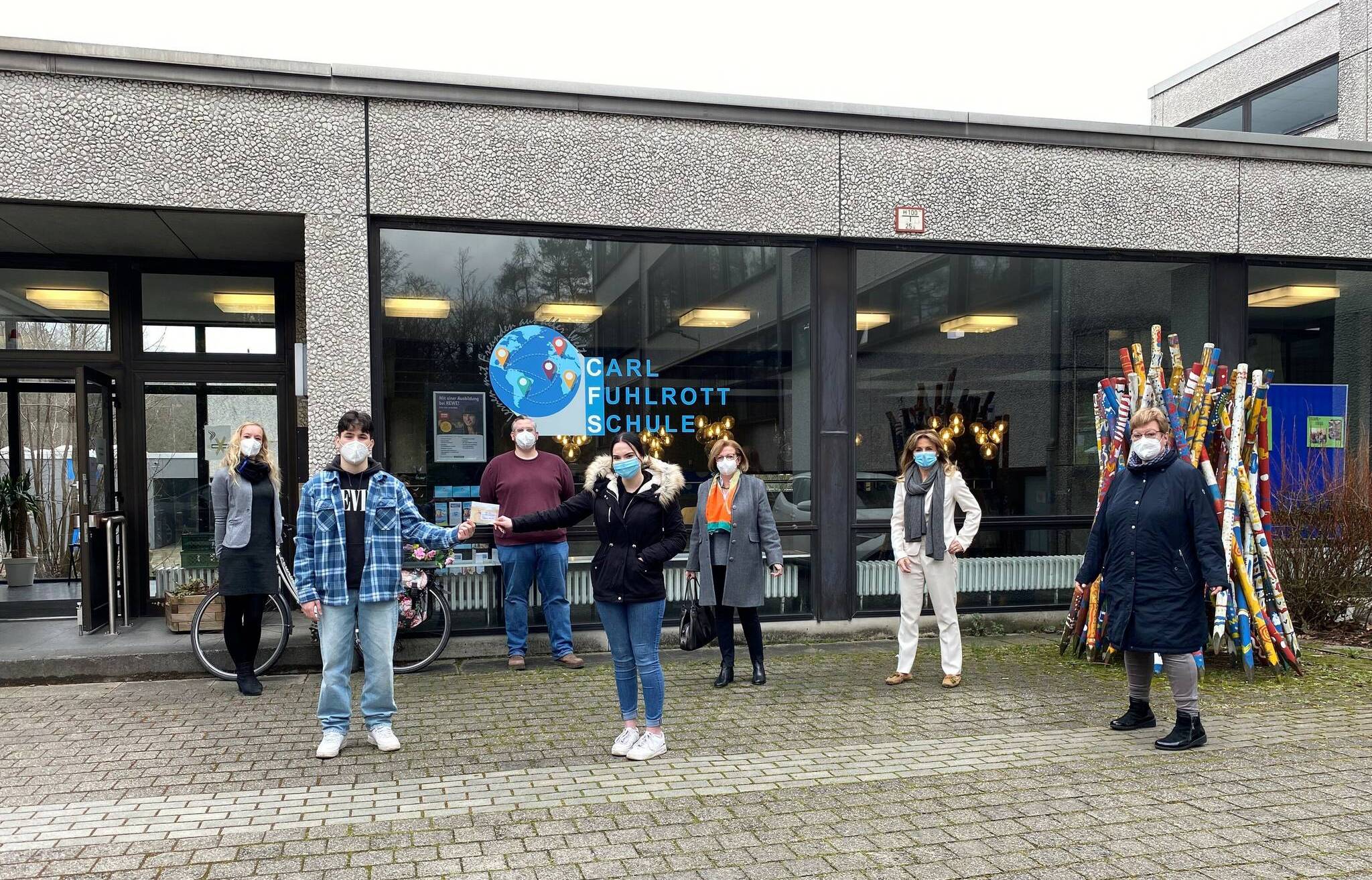 Spende aus Wunschbaum-Aktion geht an Hochdahler Hauptschule
