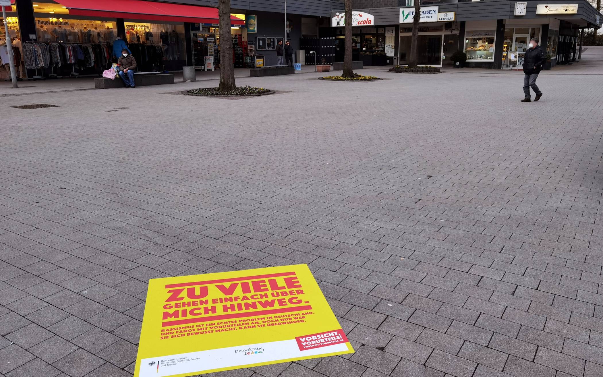 Aktion mit Bodenplakaten im Stadtgebiet: Vorsicht, Vorurteile!