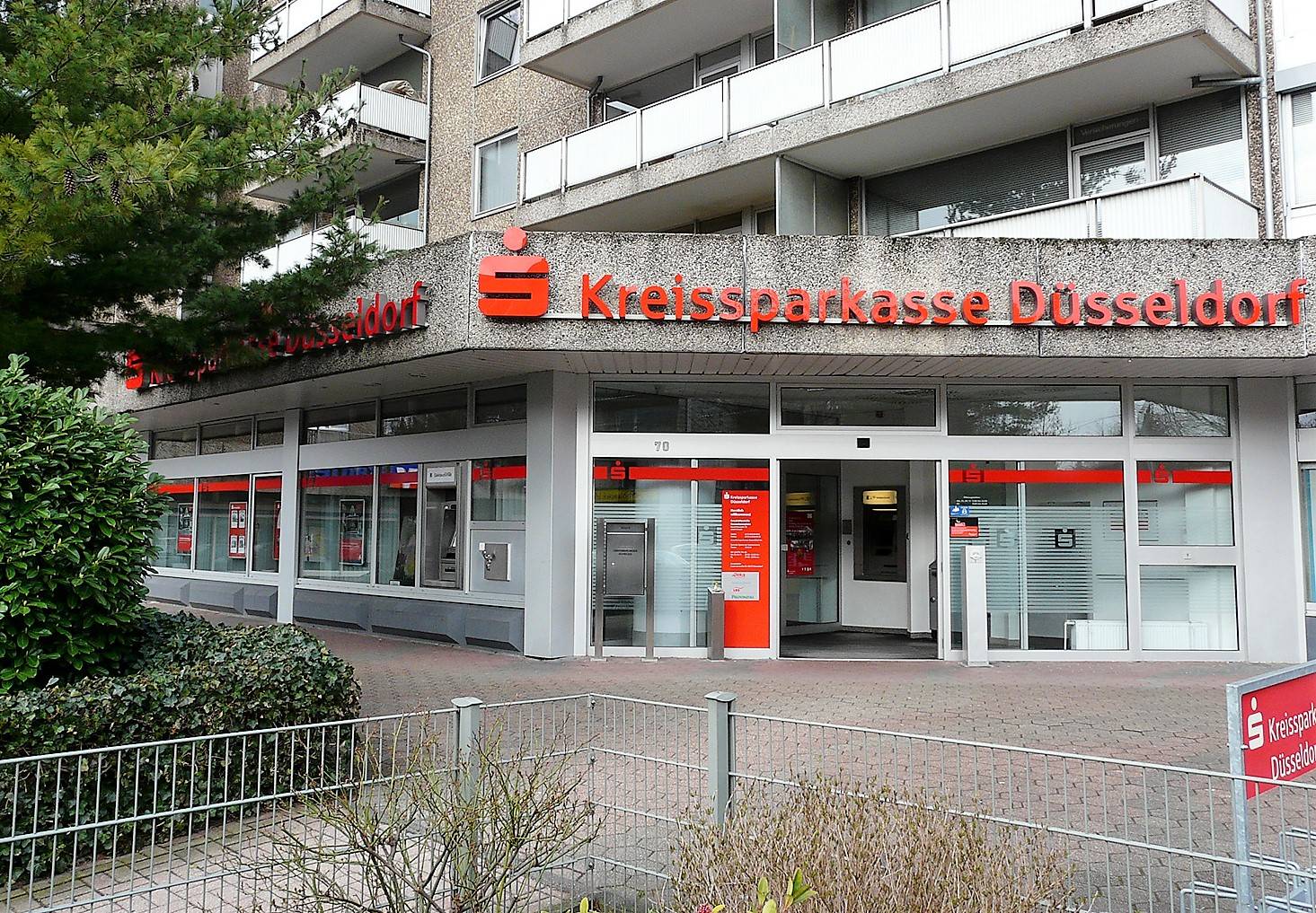  SB-Angebot im Foyer bleibt nutzbar. 