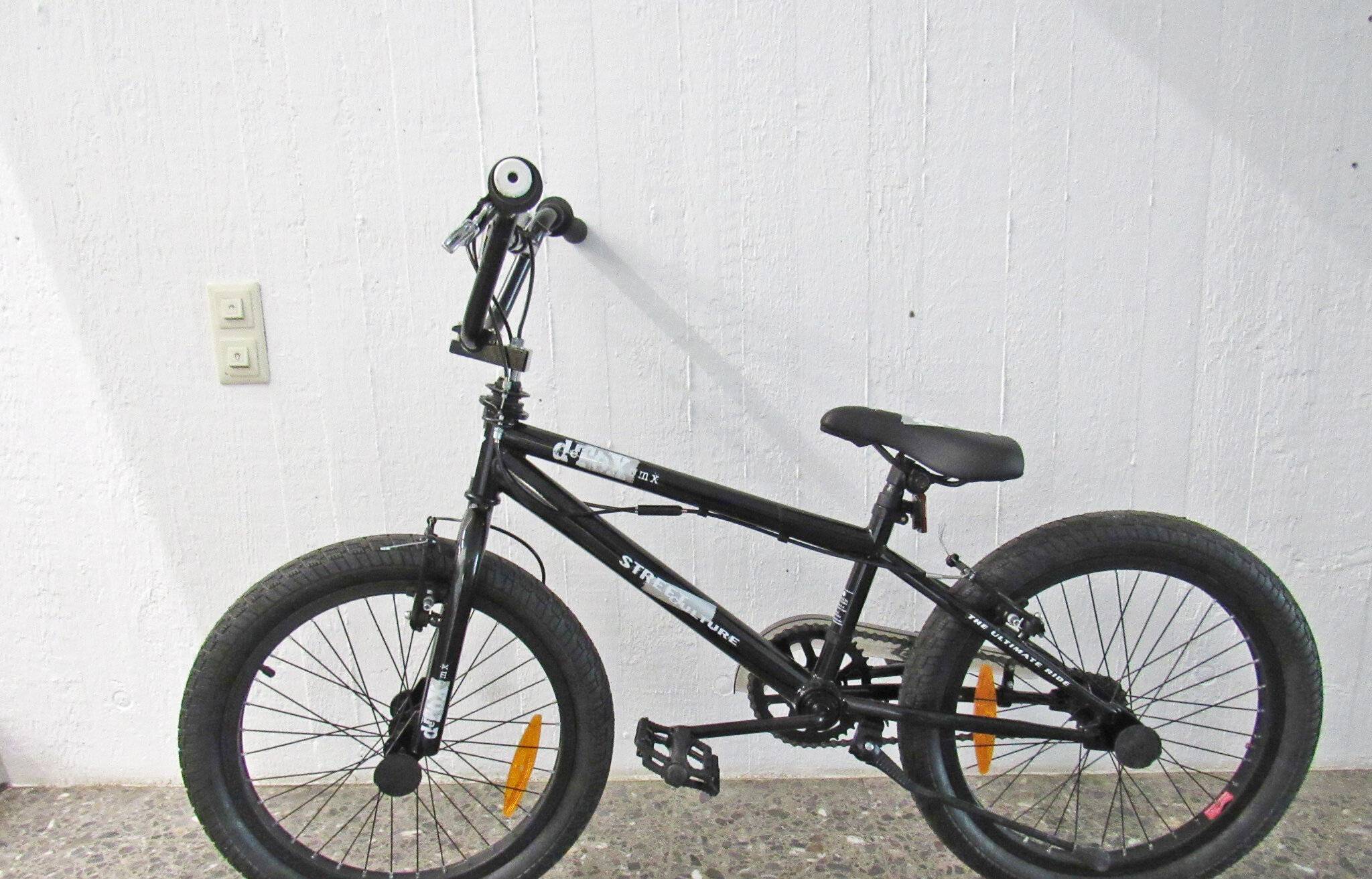  Die Polizei sucht den rechtmäßigen Eigentümer dieses BMX-Fahrrads. 
  