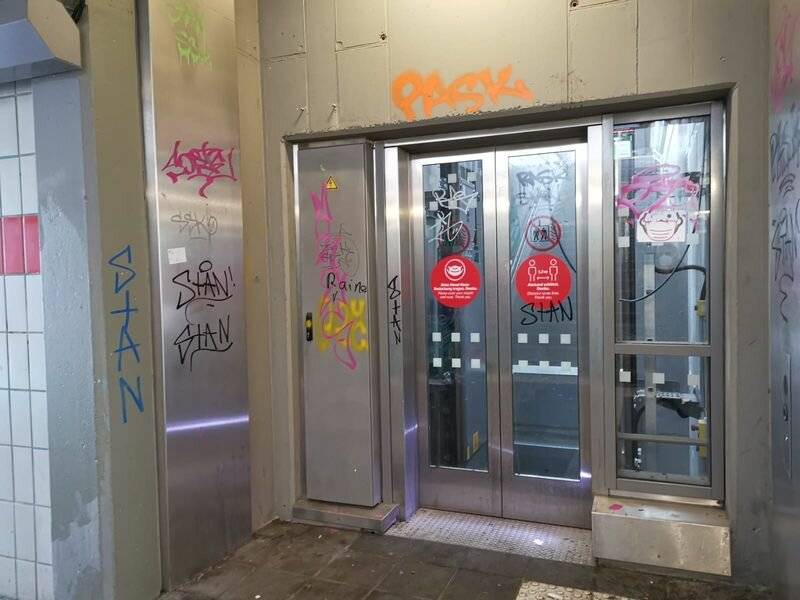  Vandalismus am Bahnhof Millrath. 