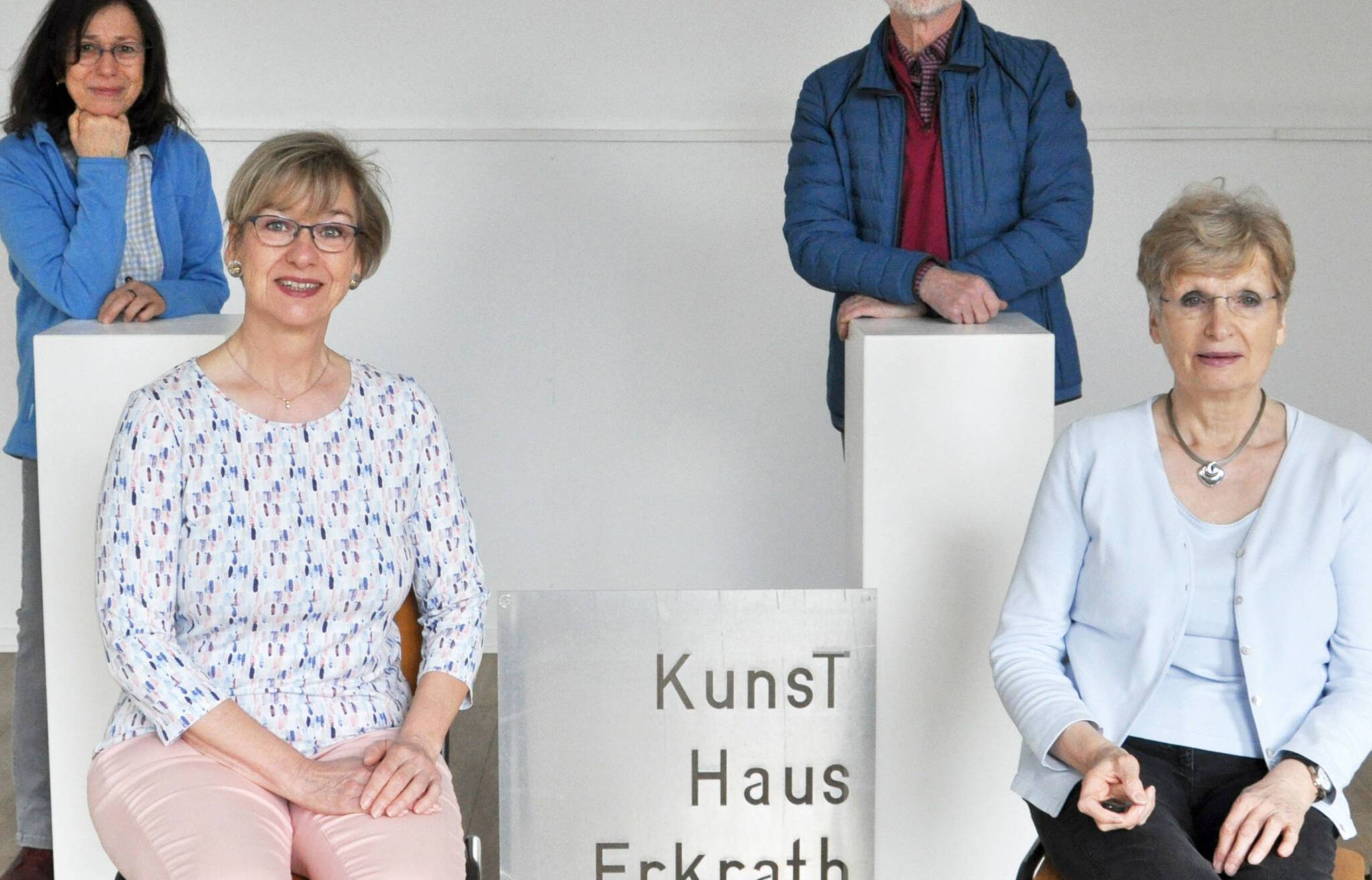  Der neue, alte Vorstand des Födervereins Kunst- und Kulturraum Erkrath: (v.li.) Claudia Cramer von Clausbruch (Schriftfüherin) Eva Pannée (Schatzmeisterin), Roswitha Müller-Krüger (stellvertretende Vorsitzende, hi.li.) und Wolfgang Sendermann (Vorsitzender). 