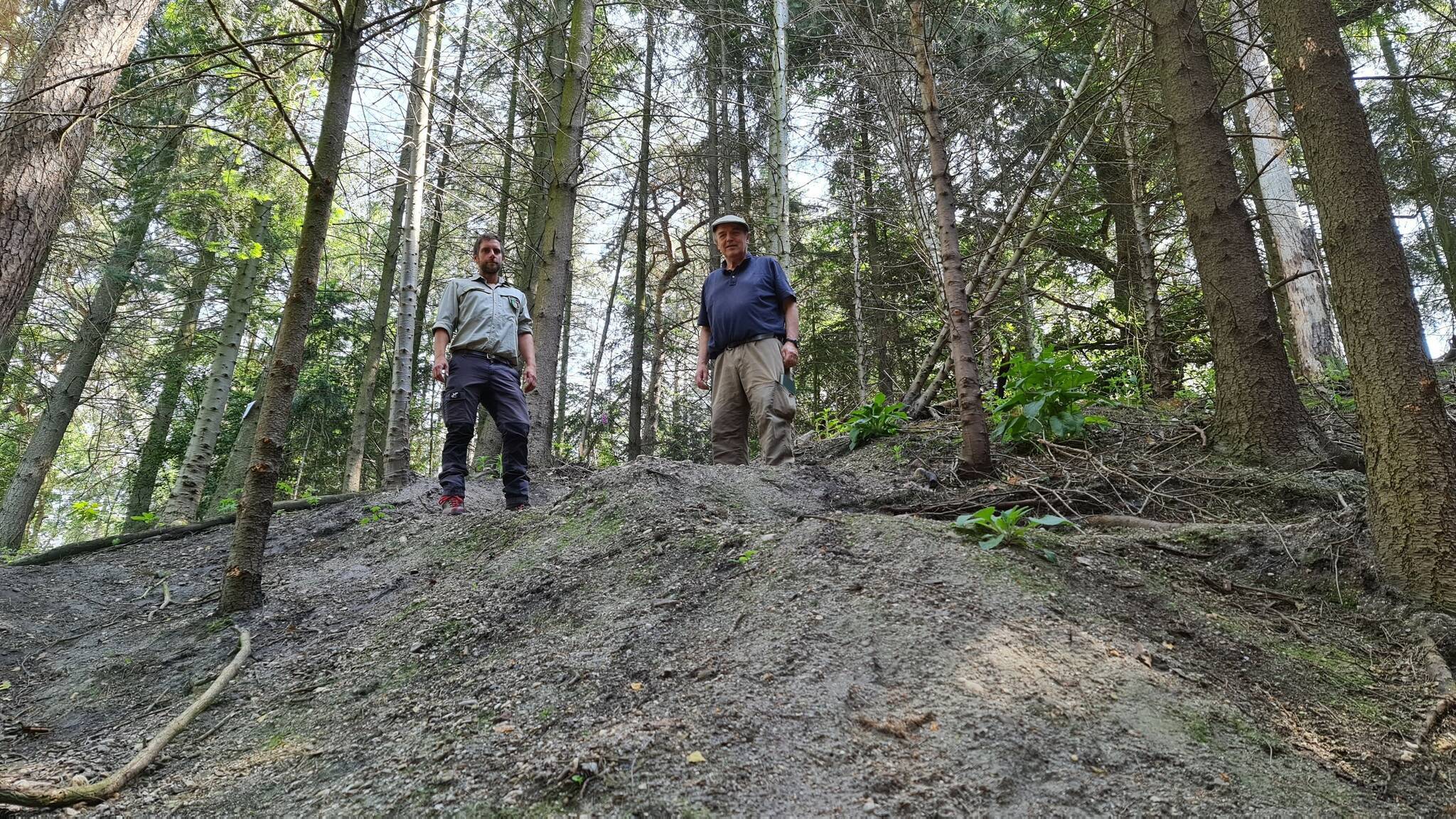  (li.) Sven Glück (Wald und Holz NRW, Regionalforstamt Bergisches Land, FBB Neanderthal) zusammen mit Waldbesitzer Reinhard Zech am Einstieg der illegalen Mountainbikestrecke im Unterbacher Forst.  