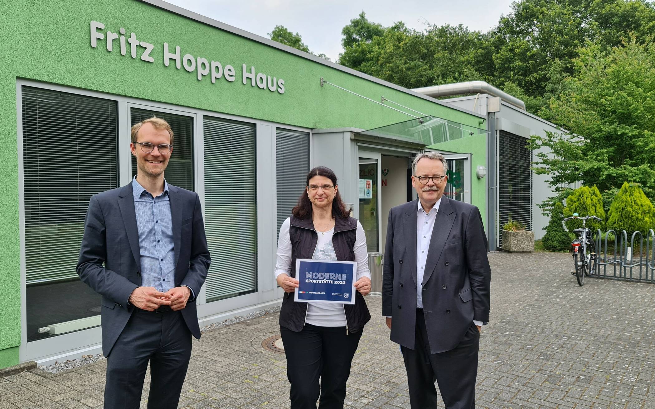  (v.li.) Dr. Christian Untrieser (MdL), Ellen Spora (Vorstandsmitglied des TSV Hochdahl) und Dr. Clemens Mittelviefhaus (Vorstandsmitglied des TSV Hochdahl) beim offiziellen Pressetermin zum Förderprogramm „Moderne Sportstätte 2022“. 