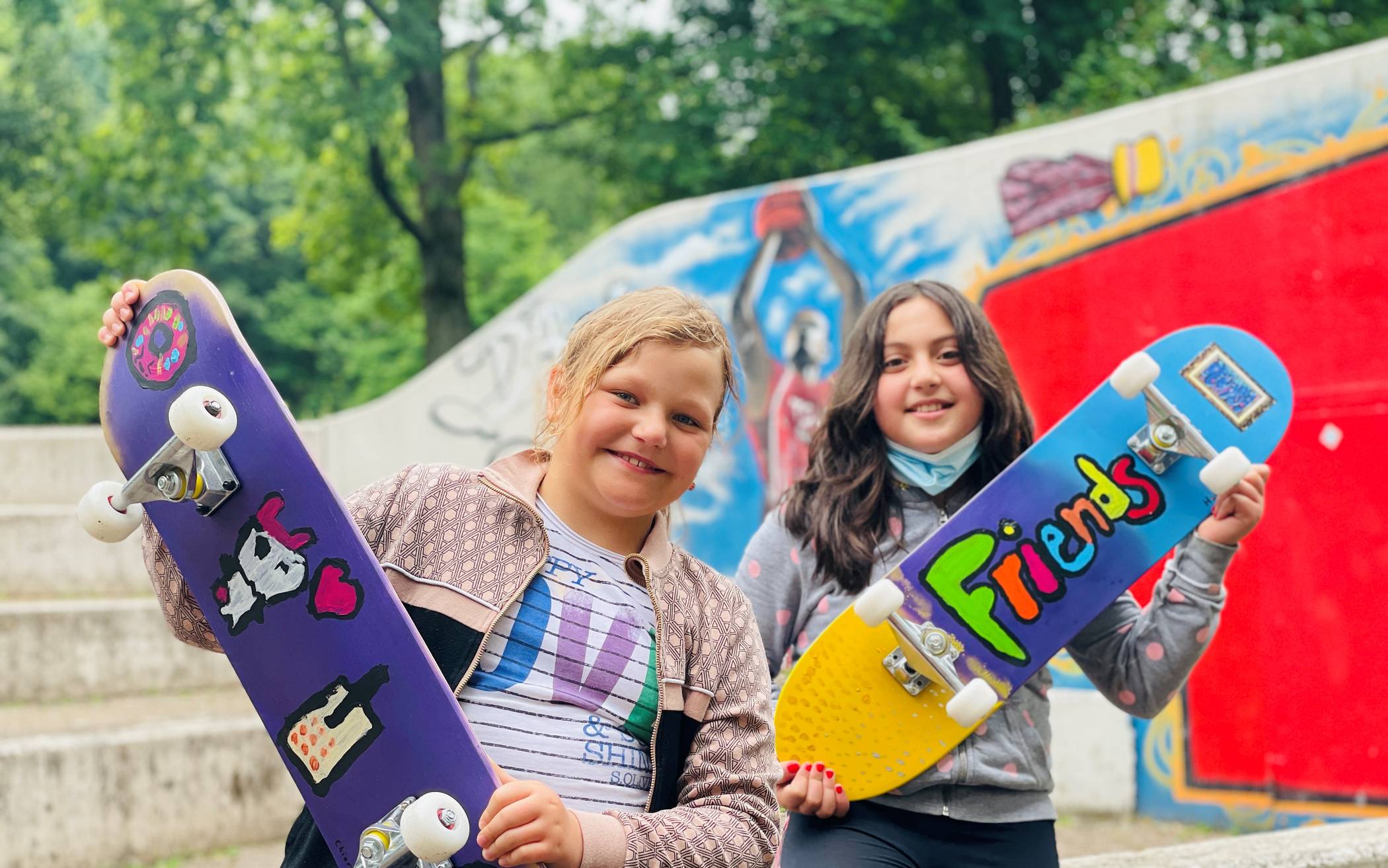  Chiara&nbsp; (9 Jahre, li.) und&nbsp; Hala (10 Jahre) mit ihren selbst bemalten Skateboards. Noch mehr Fotos gibt es auf www.lokal-anzeiger-erkrath.de. 