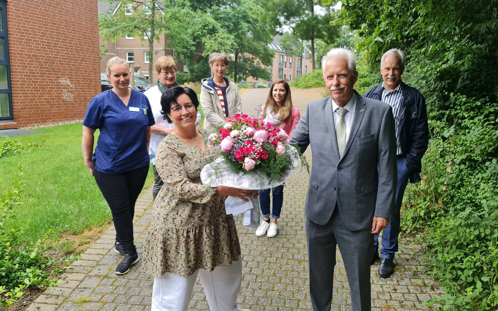  HospizleitungSilke Kirchmann (li.) freute sich sehr über den Blumenstrauß von Landrat Thomas Hendele (re.). 