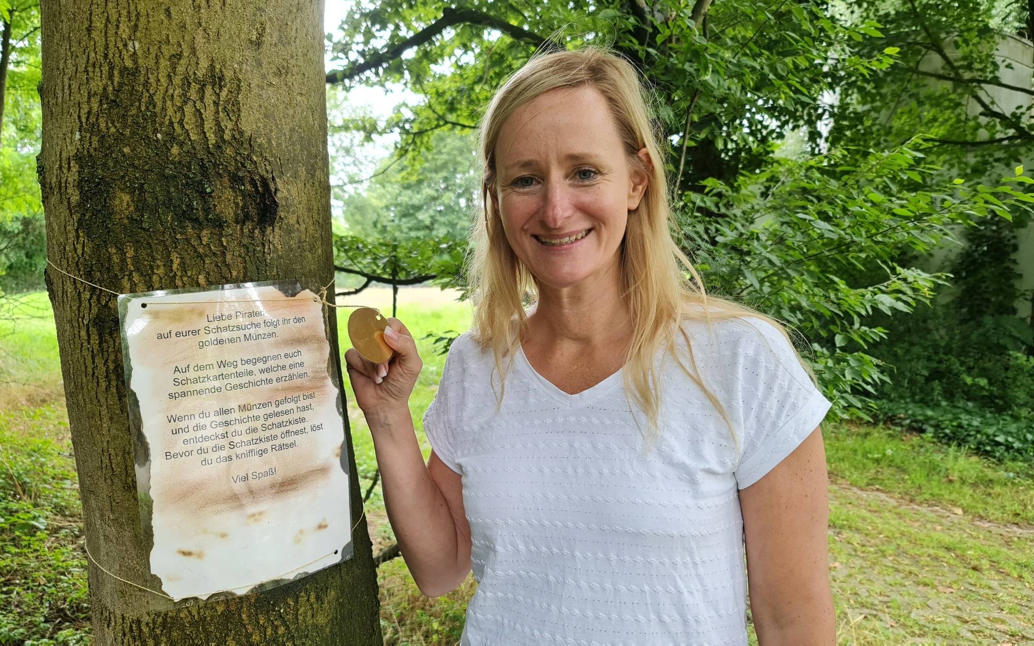  Romana Rüth, stellvertretende Rektorin der Sechseckschule in Hochdahl, freut sich auf viele Schatzsucher in den Sommerferien. 