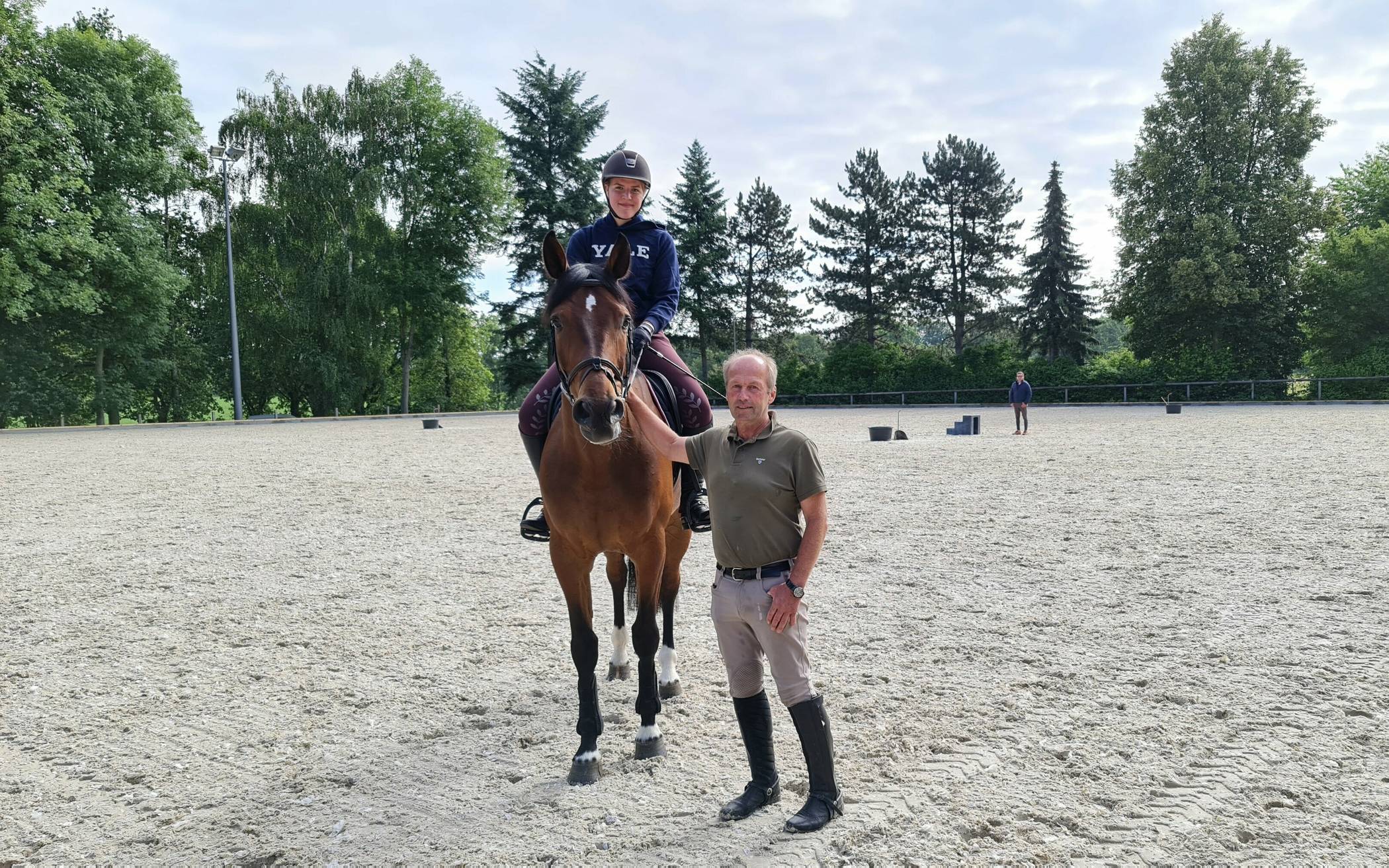  Emilia Cloppenburg und ihr Kensington freuen sich über die optimalen Trainingsbedingungen auf dem Uhlenhof. Für Hans Willi Weber und sein Team stehen die individuellen Bedürfnisse der Pferde und ihrer Reiter stets an erster Stelle. 